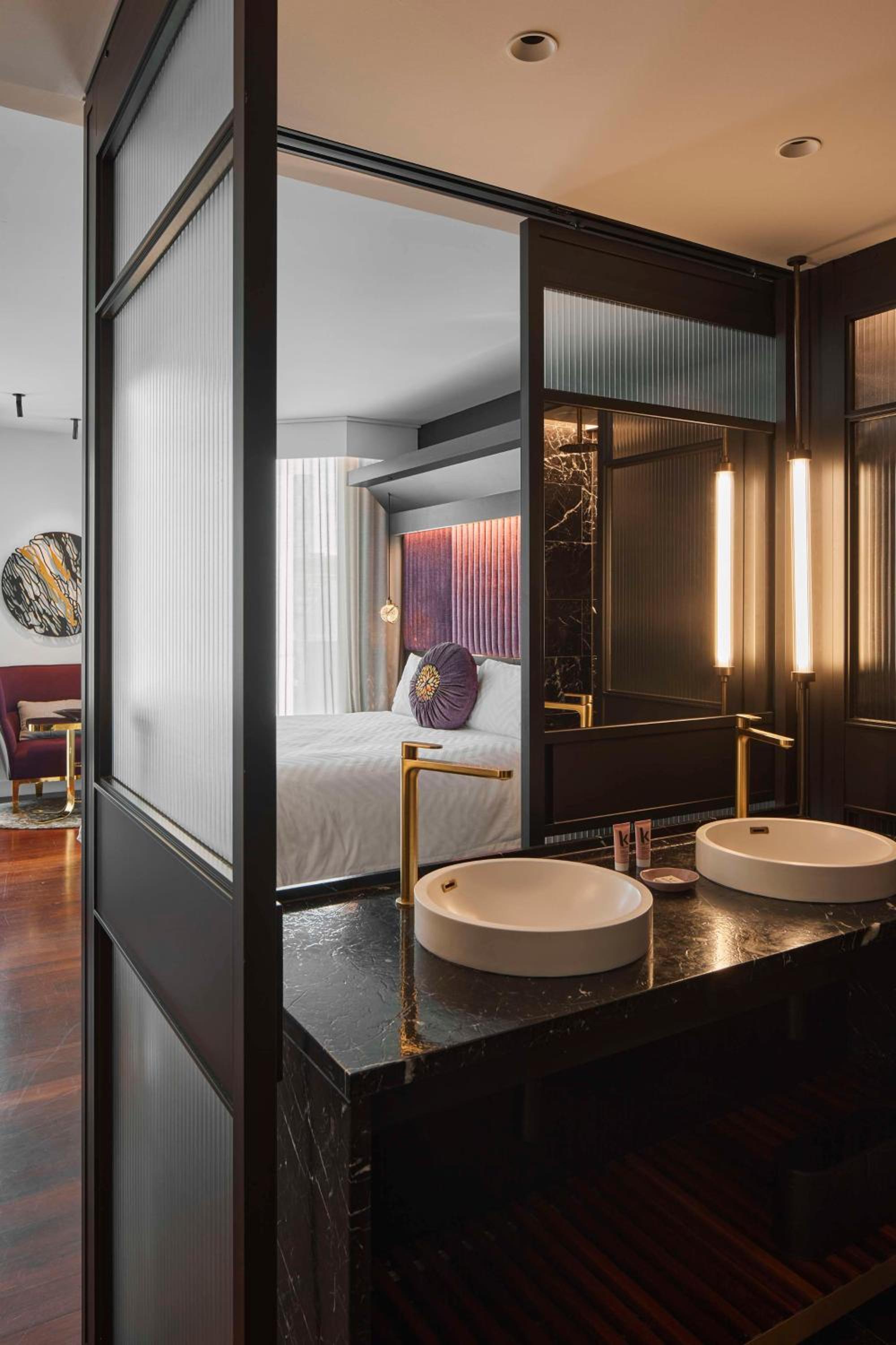 Executive King Room thumbnail 5