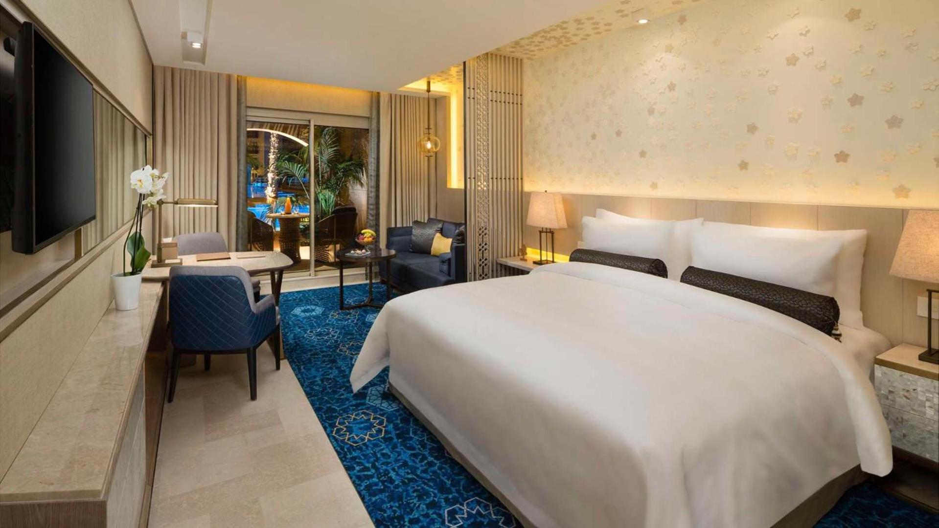 Grand Deluxe Pool Room with Twin Beds