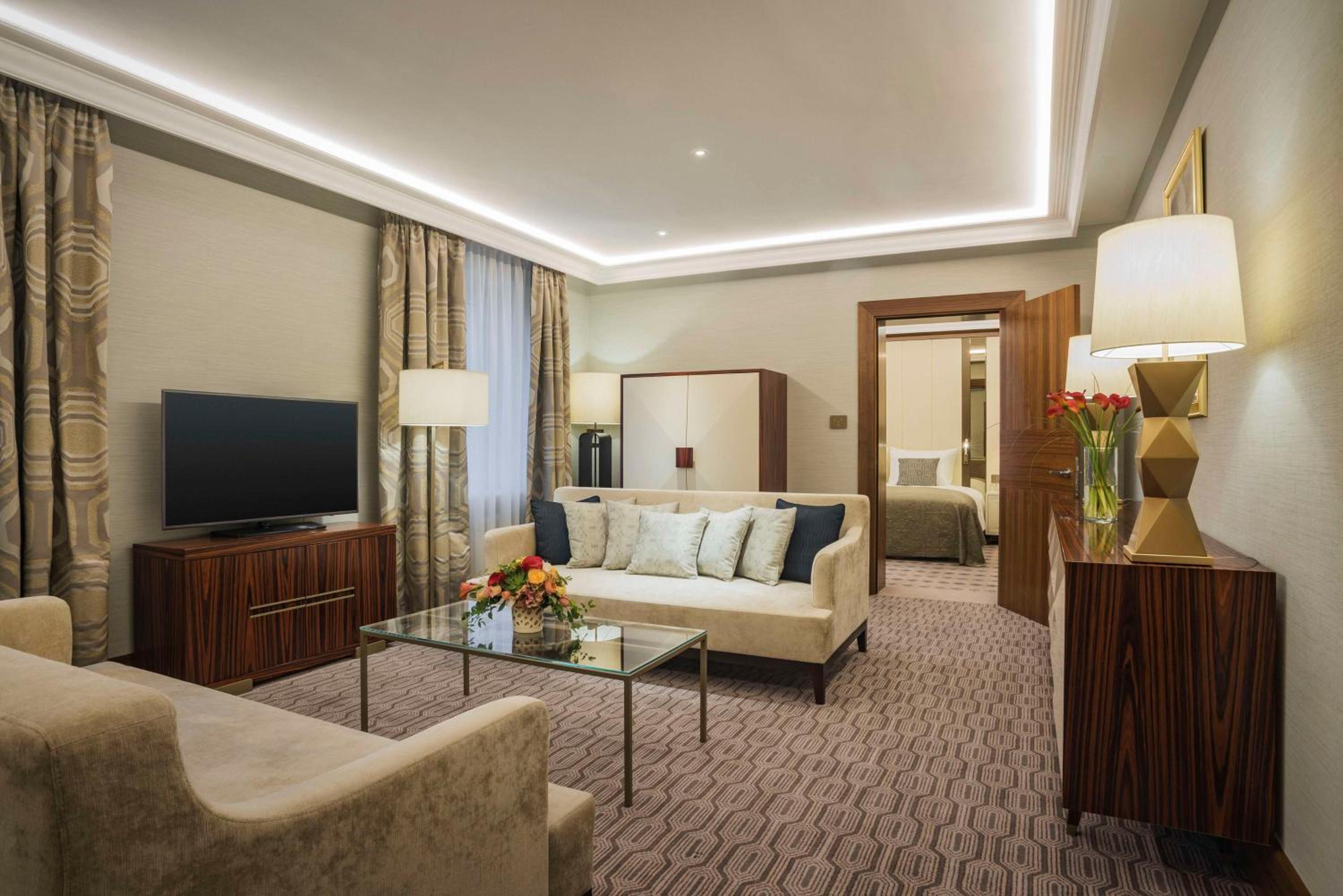 Deluxe Suite with Park View - Photo 21