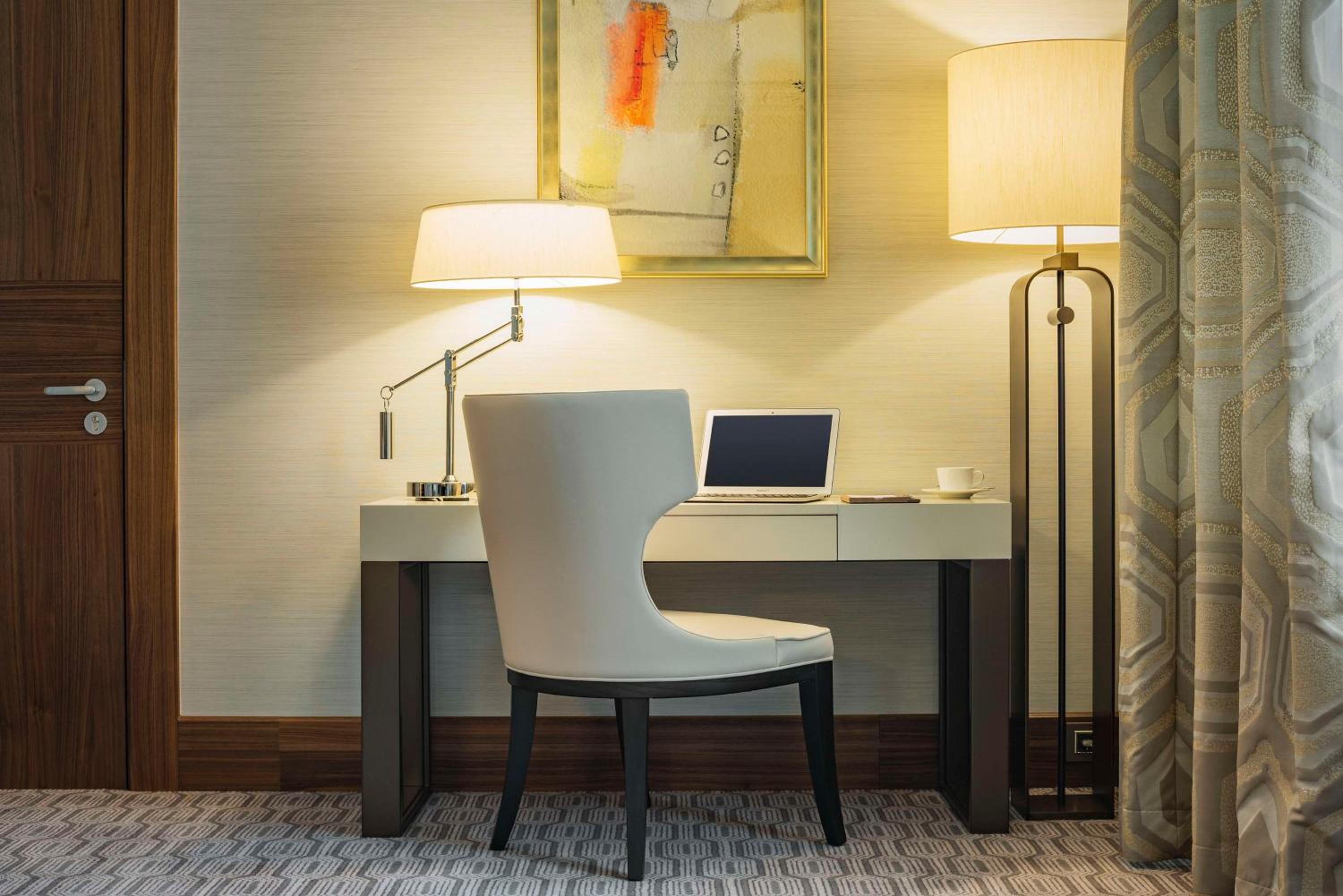 Deluxe Suite with Park View - Photo 16