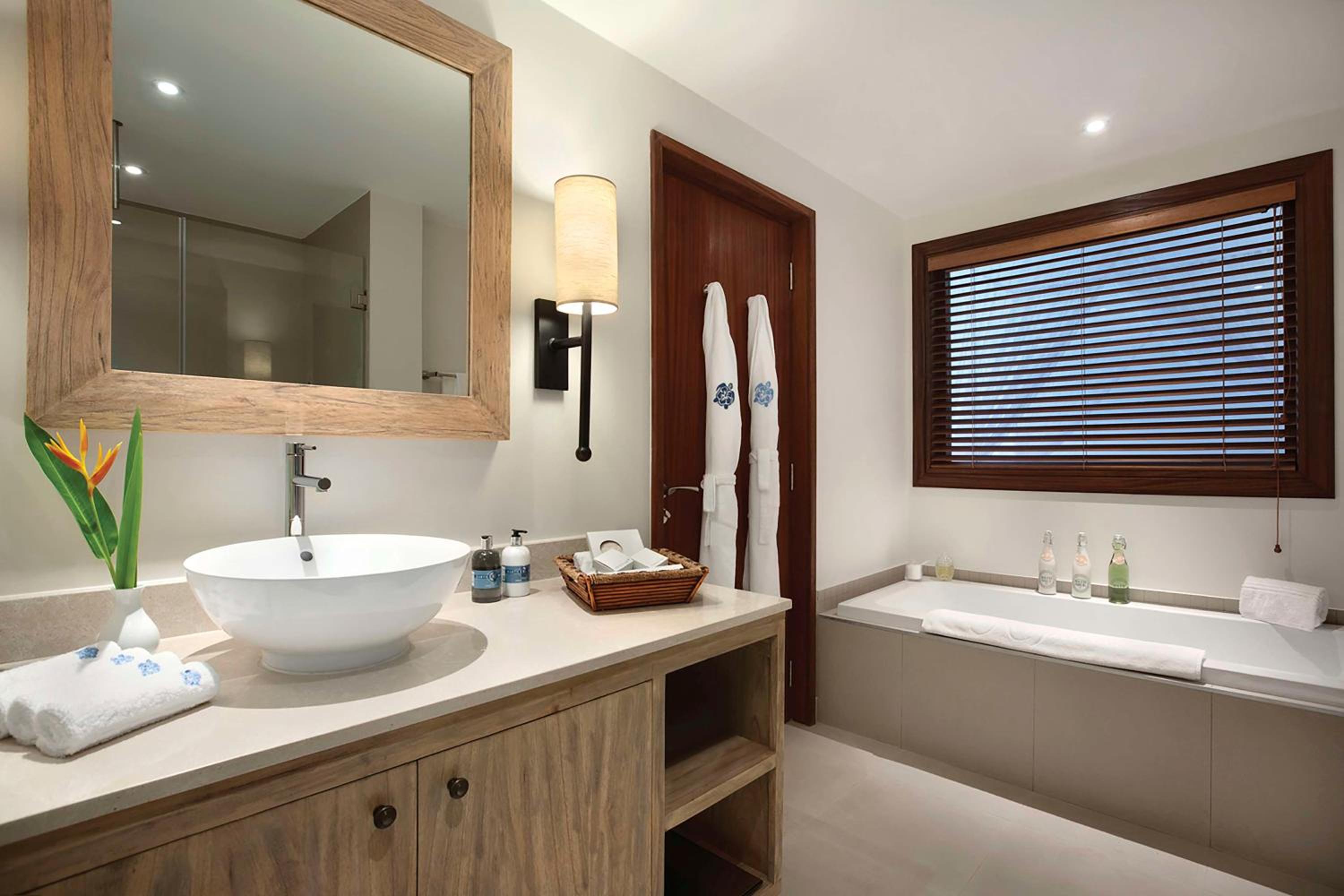 Deluxe Lagoon View Suite - Photo 2