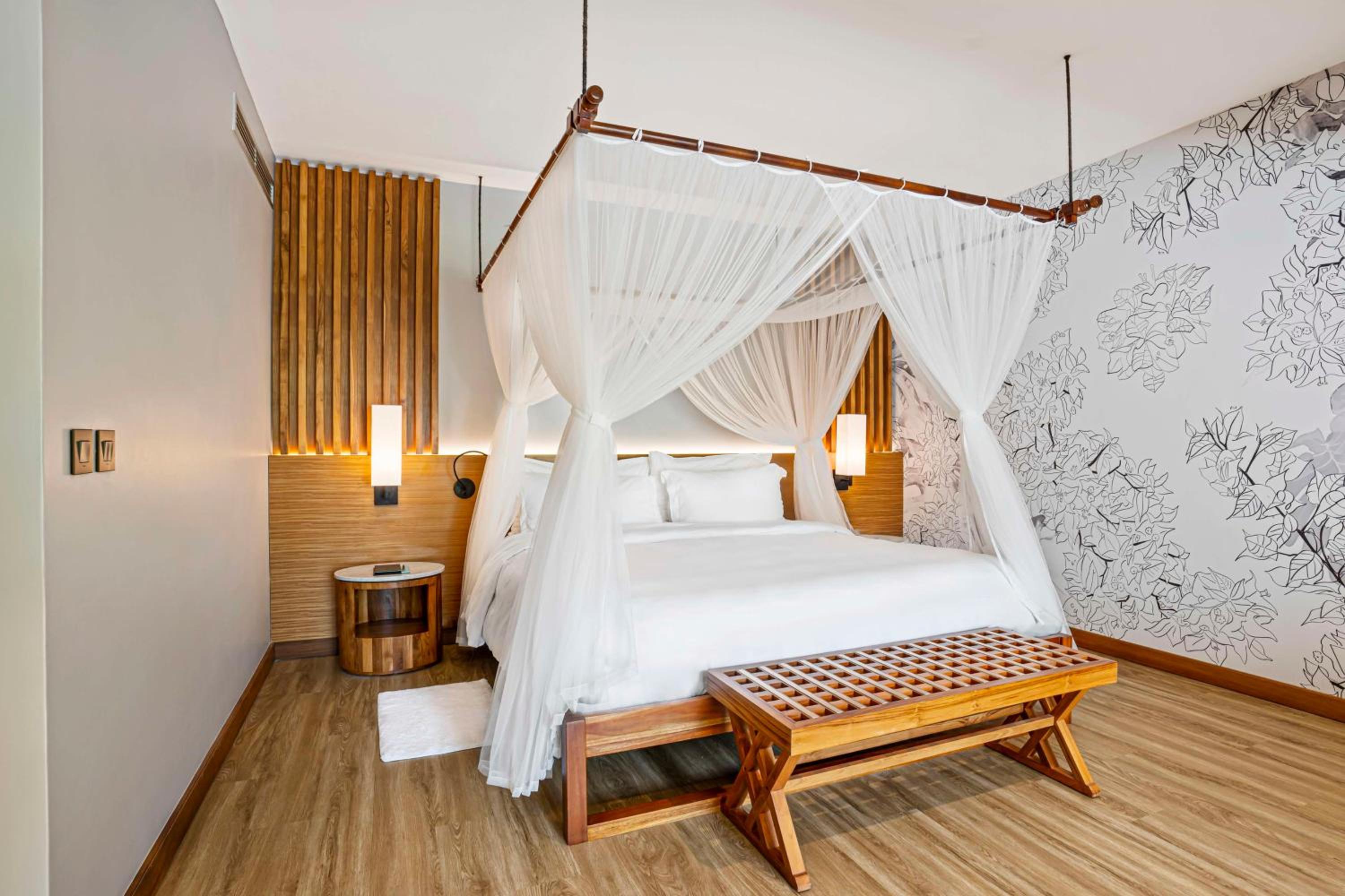 Deluxe Lagoon View King Room - Photo 4