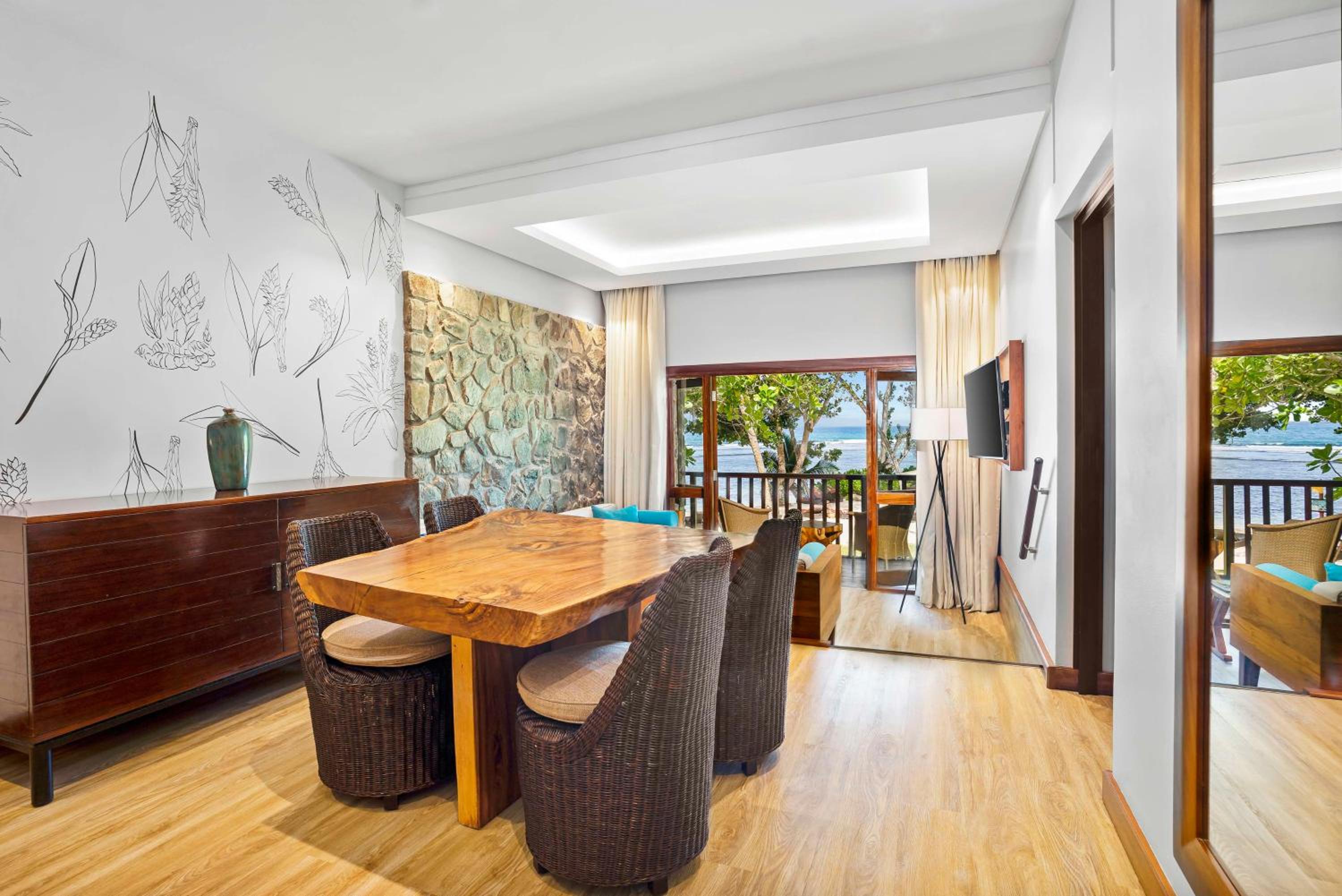 Deluxe Ocean View Suite - Photo 18