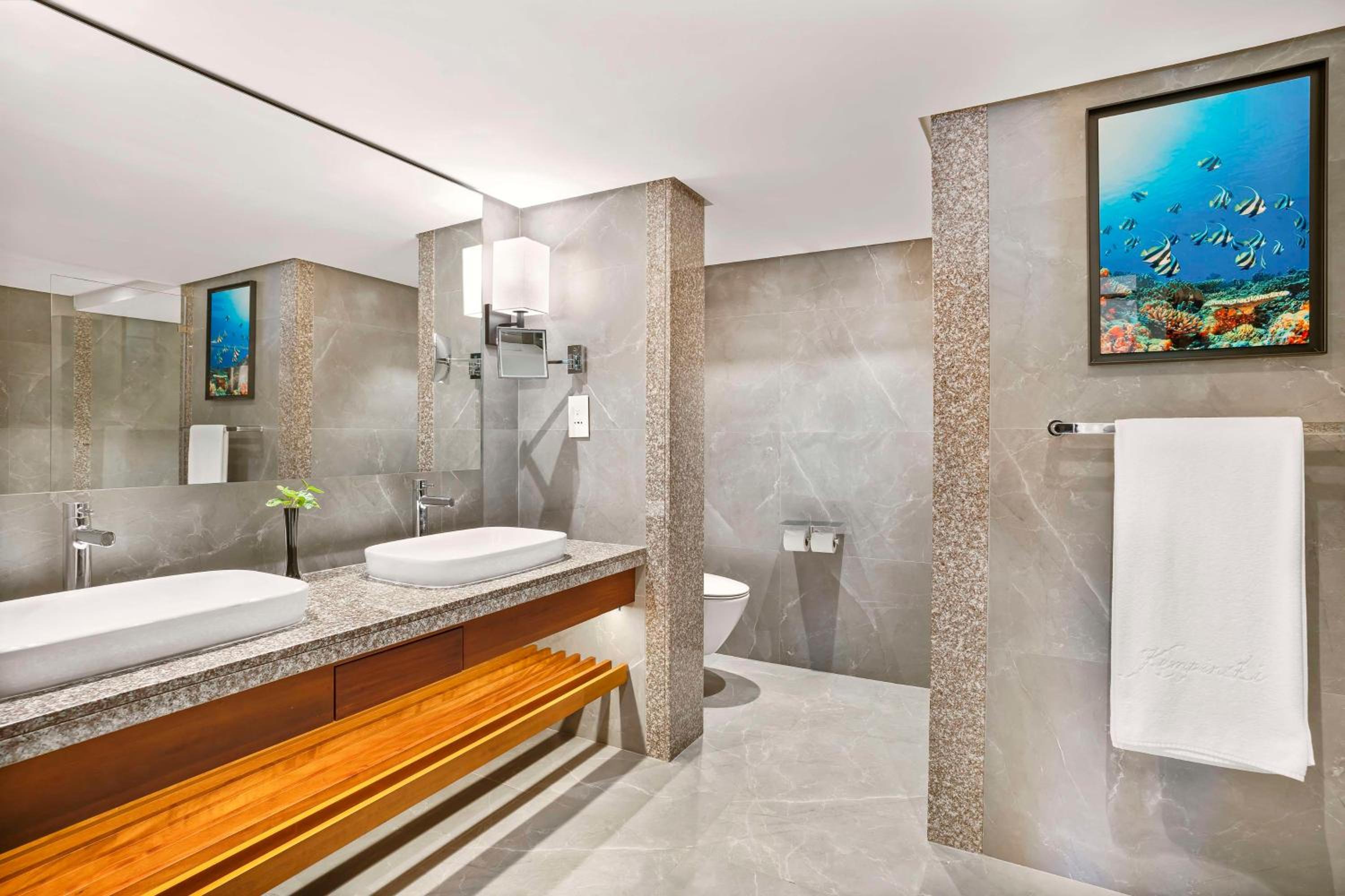 Deluxe Ocean View Suite - Photo 5