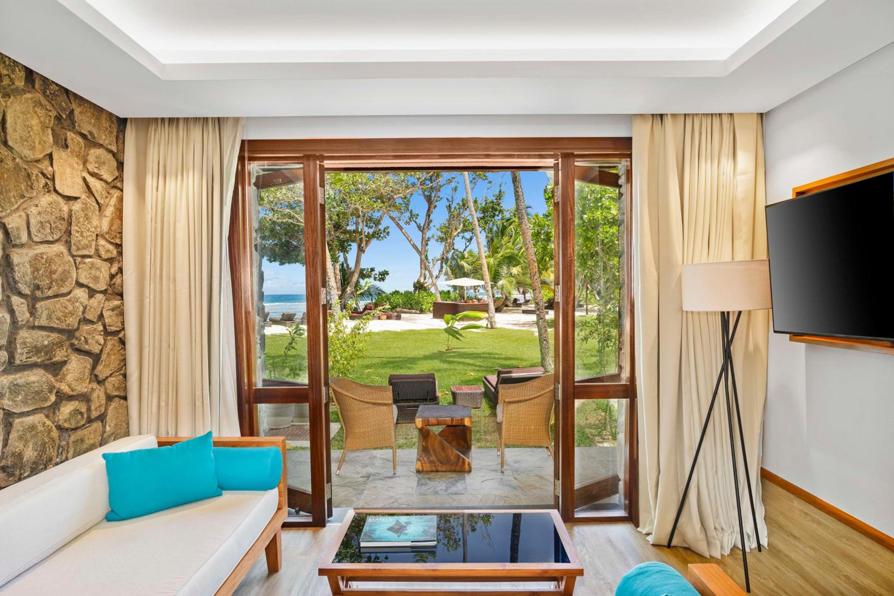 Deluxe Ocean View Suite - Photo 9