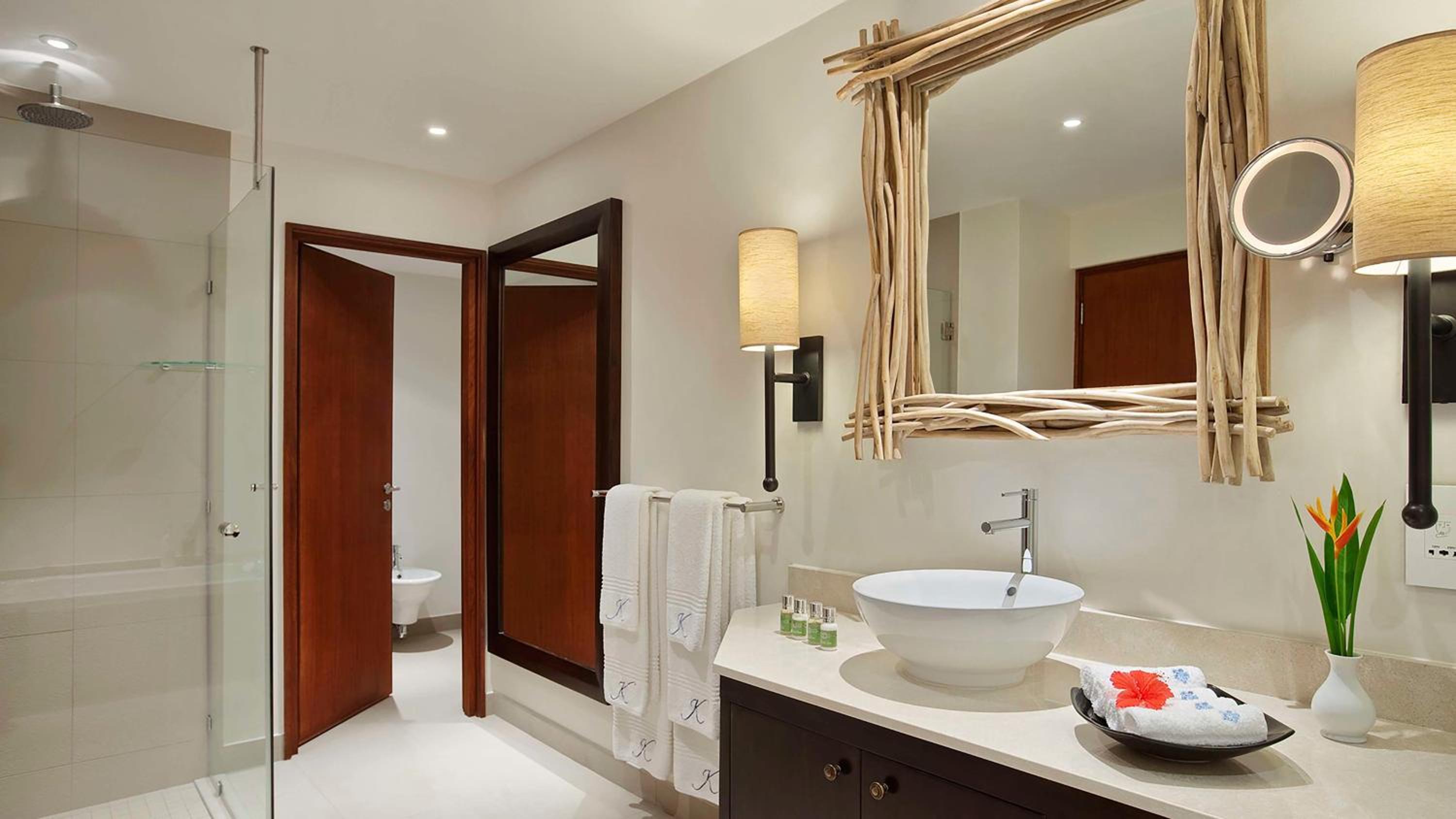 Deluxe Lagoon View Suite - Photo 3