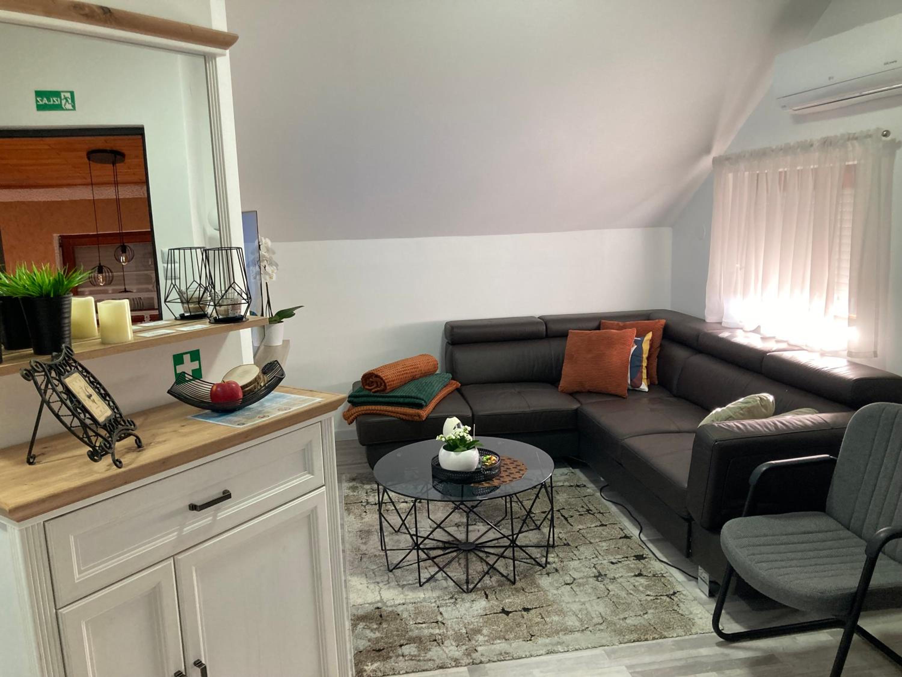 One-Bedroom Apartment photo 2