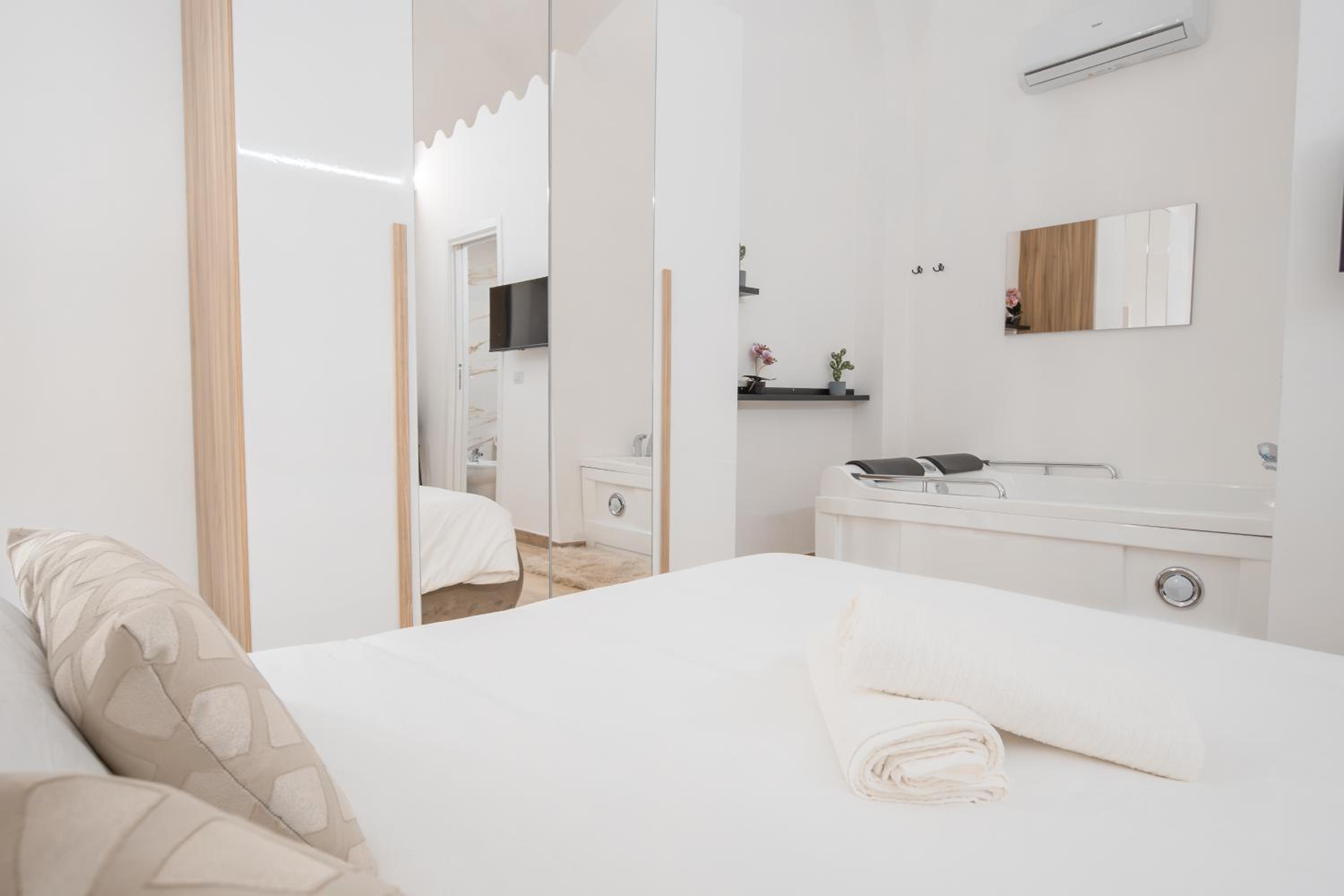 Deluxe King Room photo 1