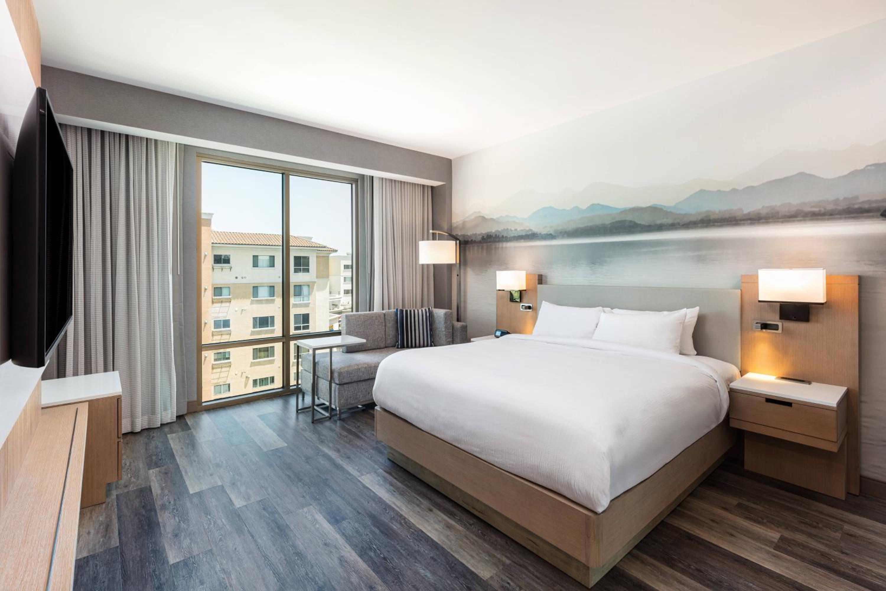 Queen Room with Roll-In Shower - Mobility Access/Hearing Accessible