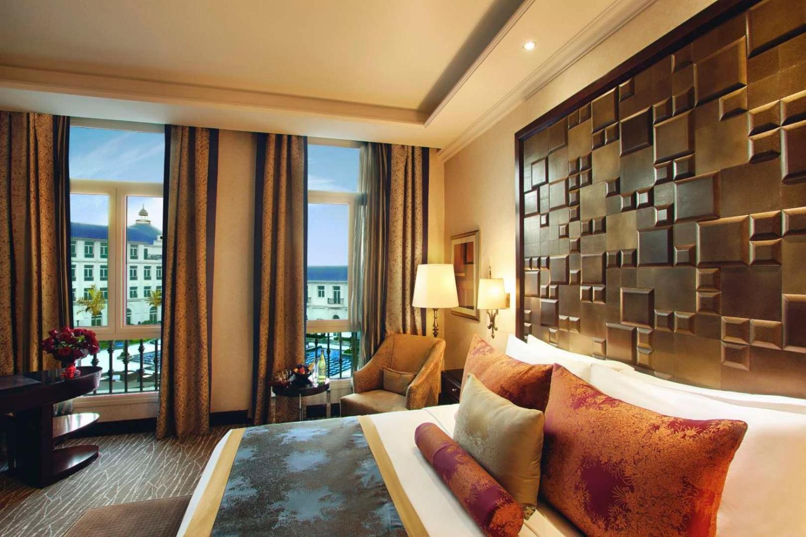 Deluxe Pool Room