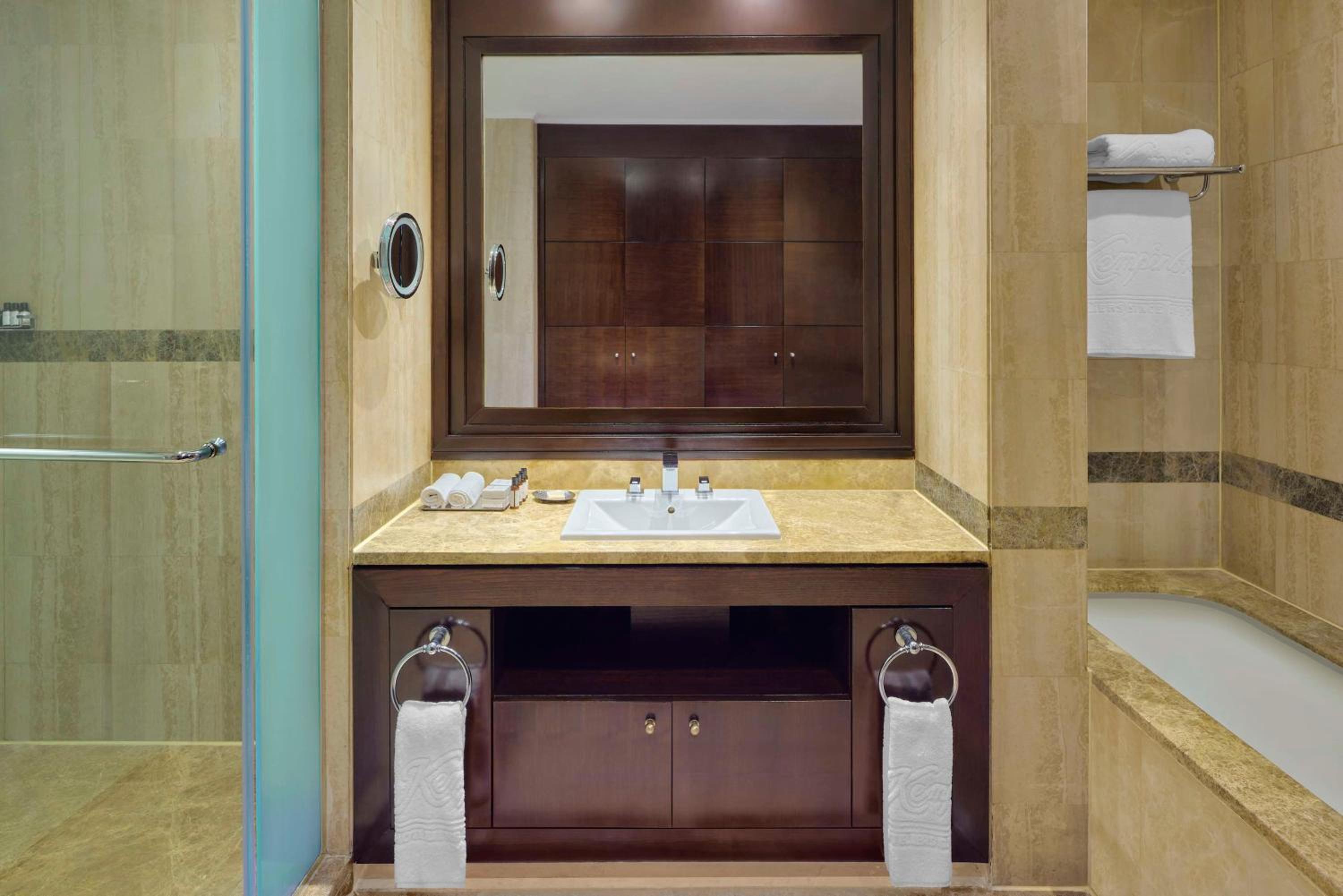 Grand Deluxe Pool Room