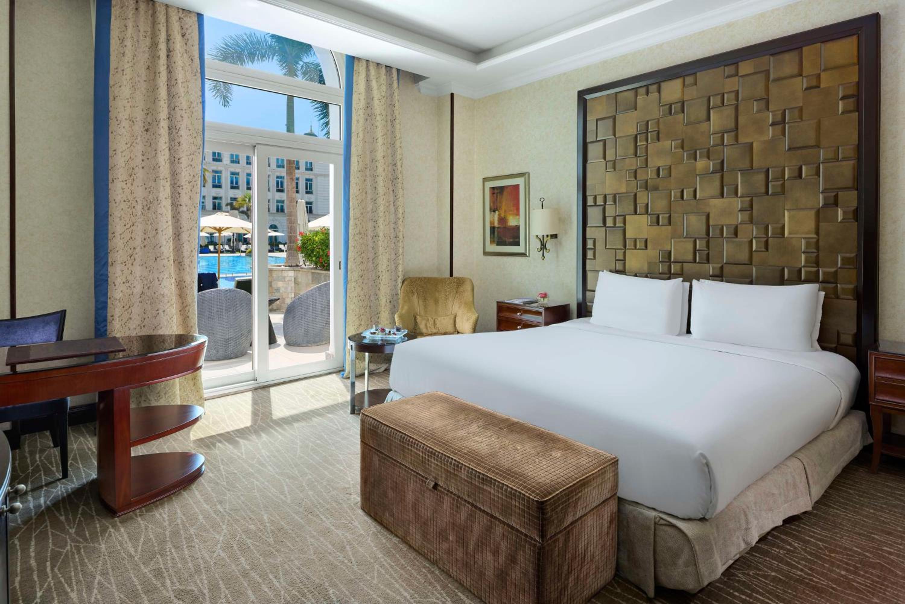 Grand Deluxe Pool Room