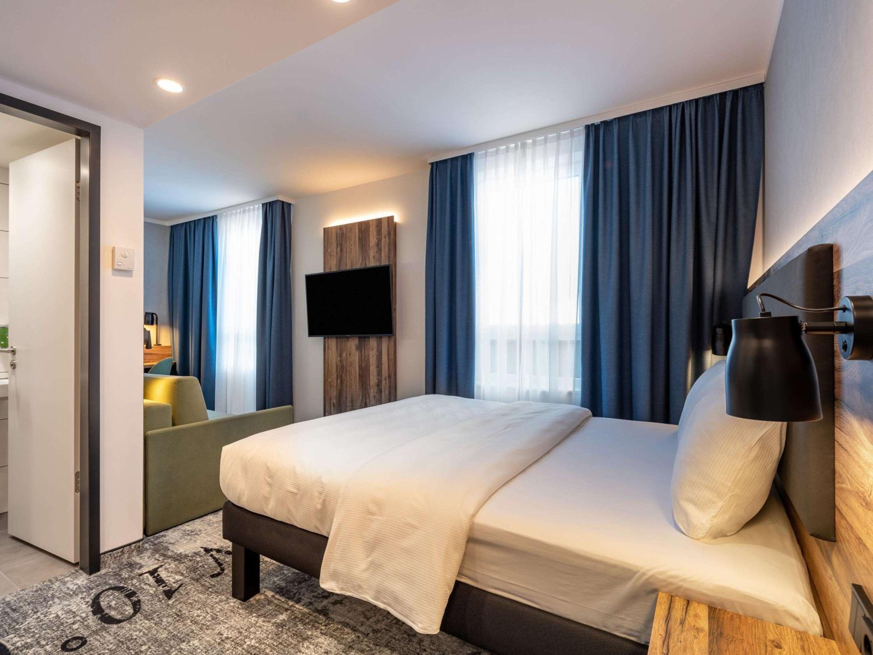 Modern Family Room with One Double Bed and One Sofa - Photo 4