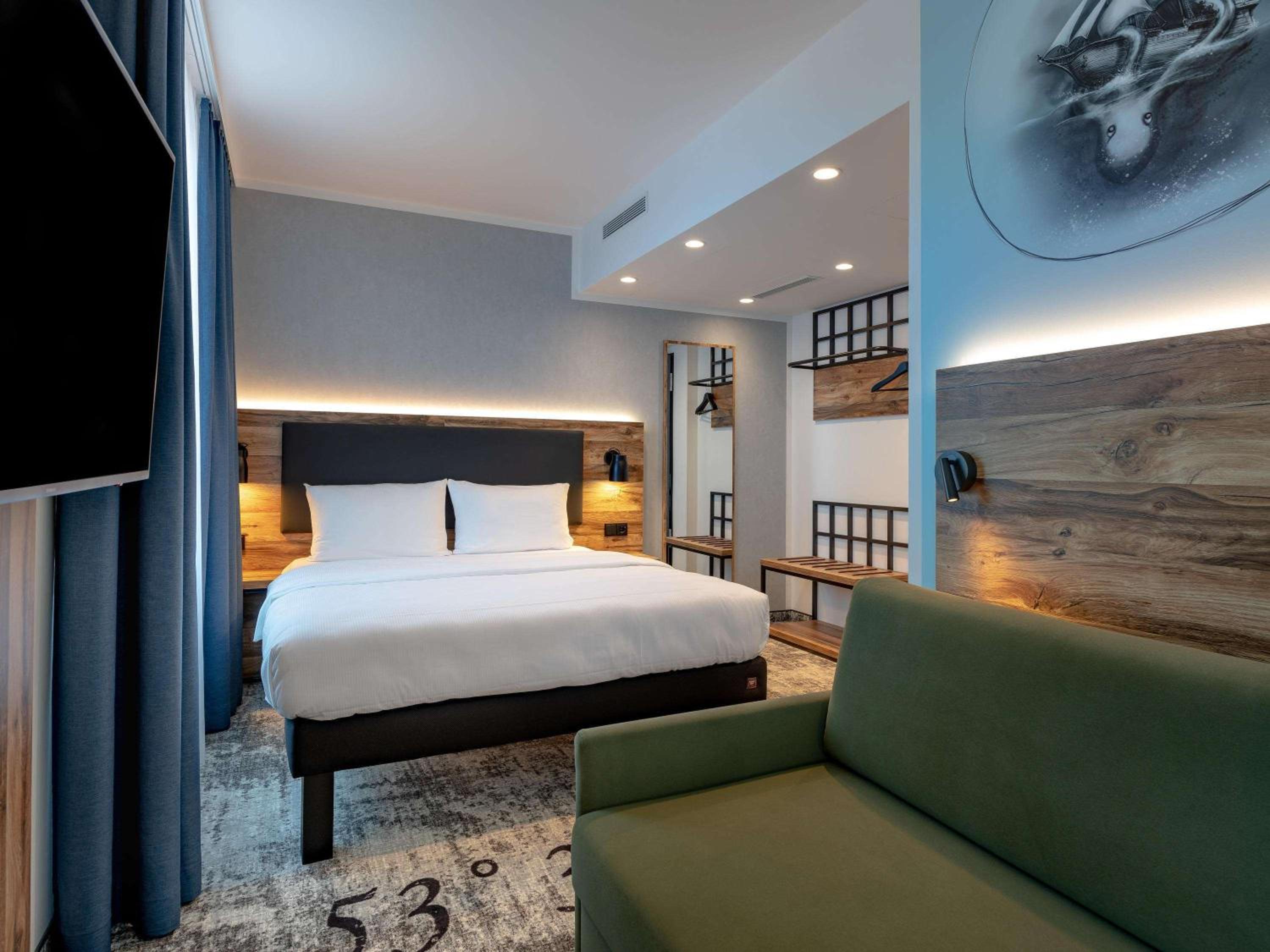 Modern Family Room with One Double Bed and One Sofa - Photo 6