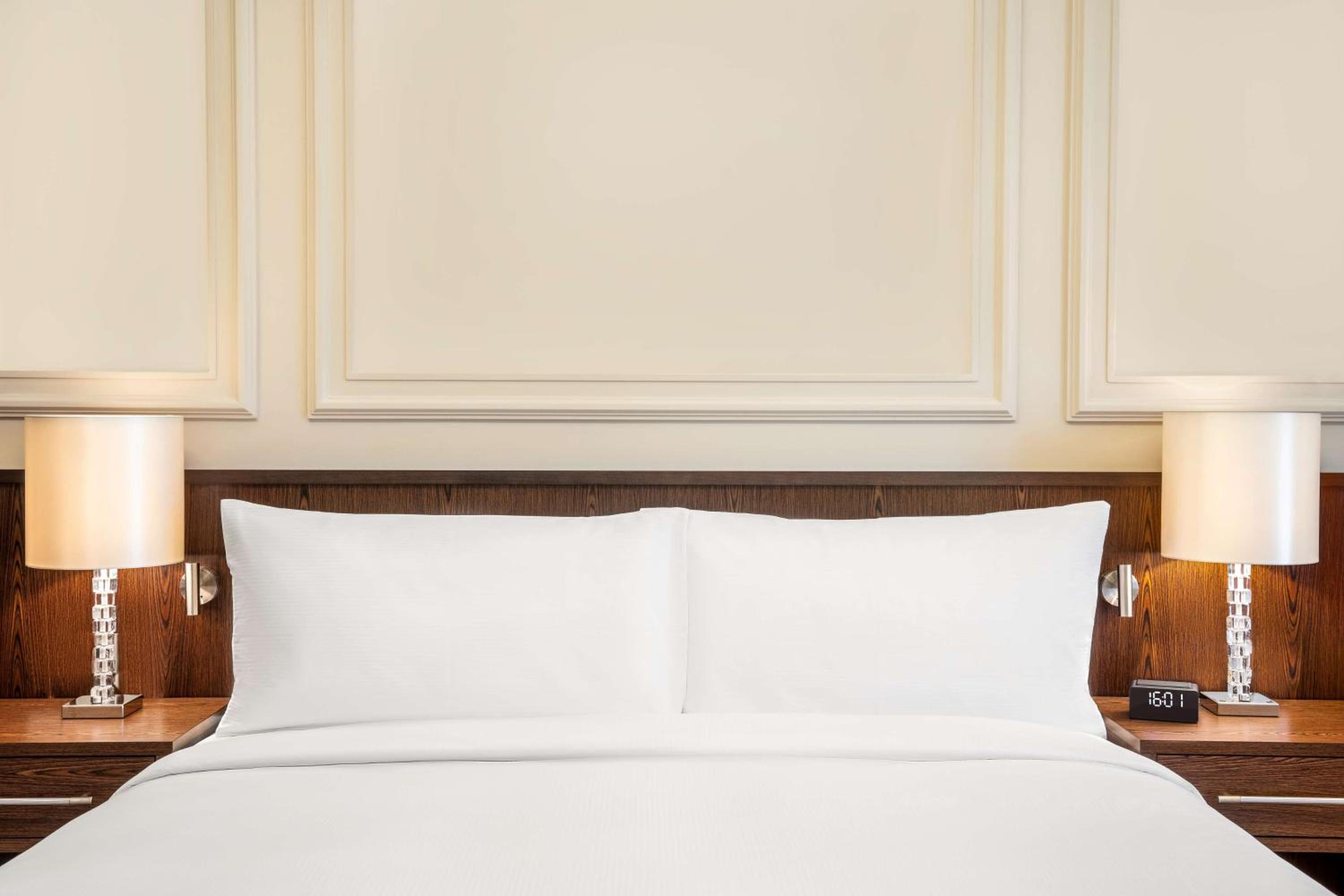 Deluxe King Room with Sea View - Photo 2