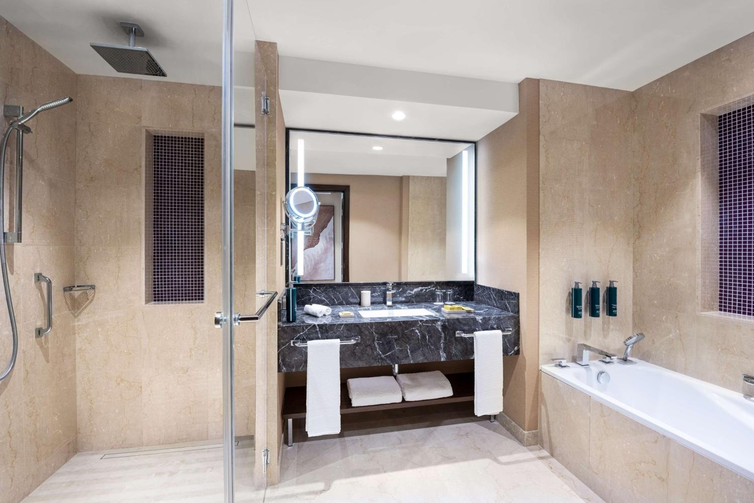 Deluxe King Room - Photo 3