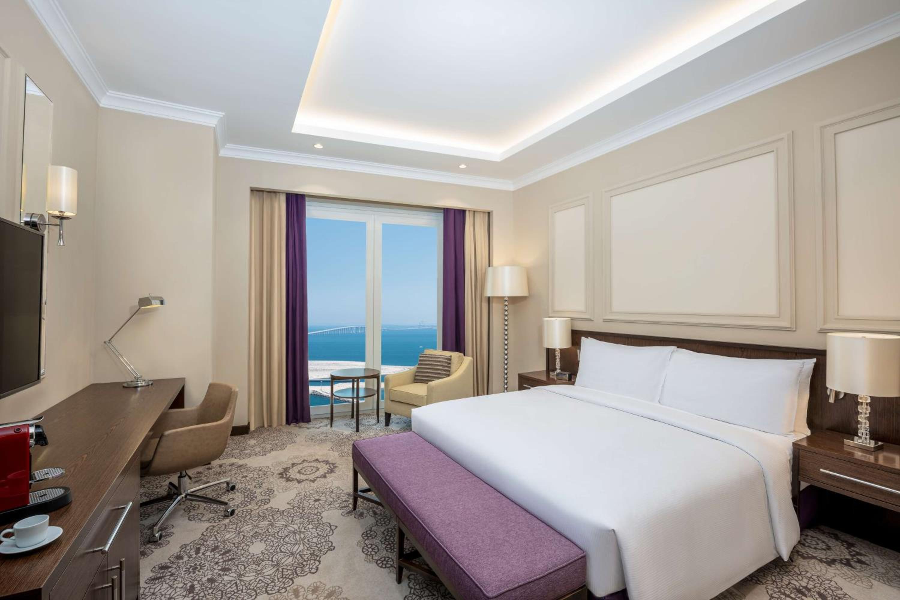 Deluxe King Room with Sea View - Photo 3