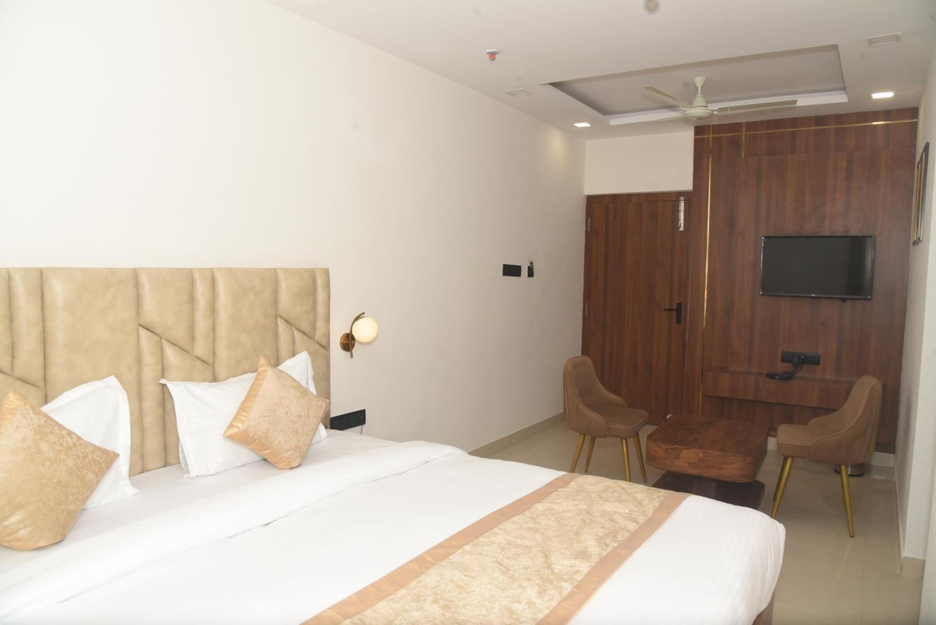 Deluxe Queen Room