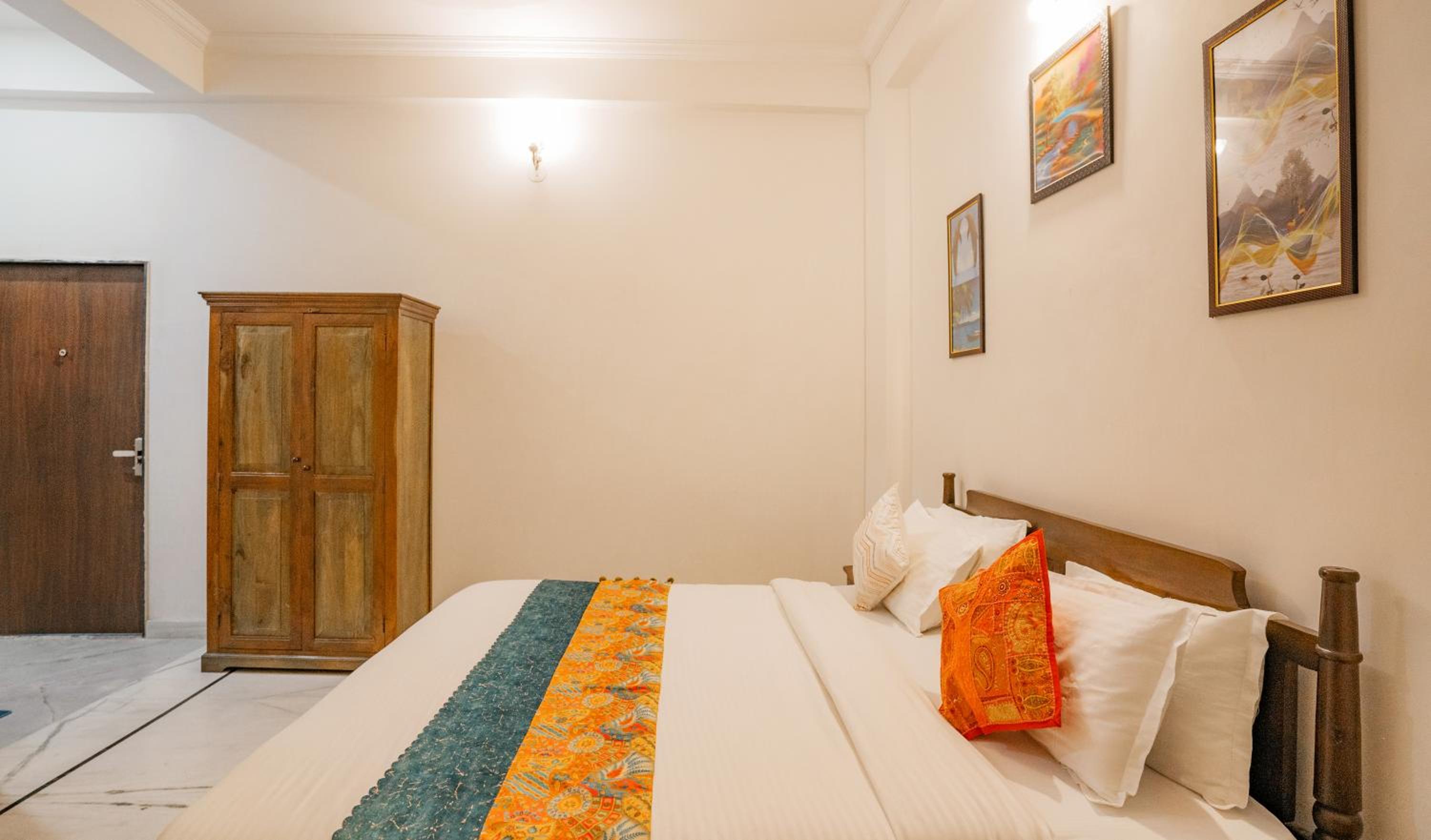 Suite - Photo 13