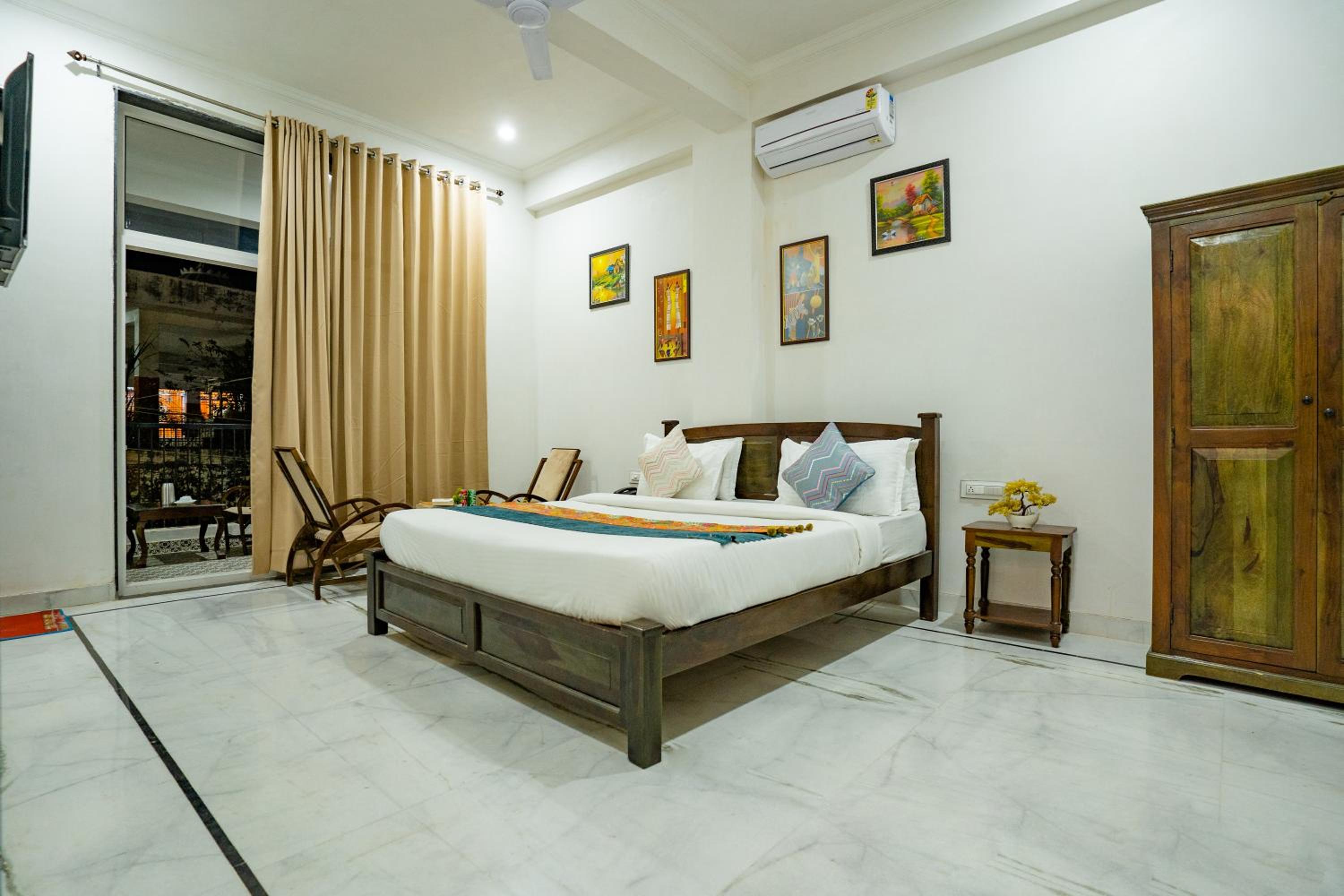 Suite - Photo 1