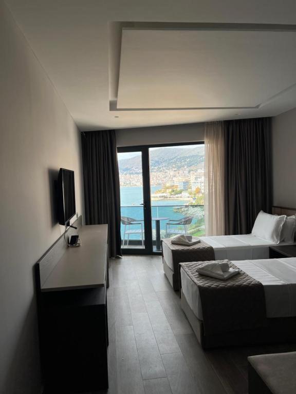 Deluxe Twin Room with Balcony and Sea View