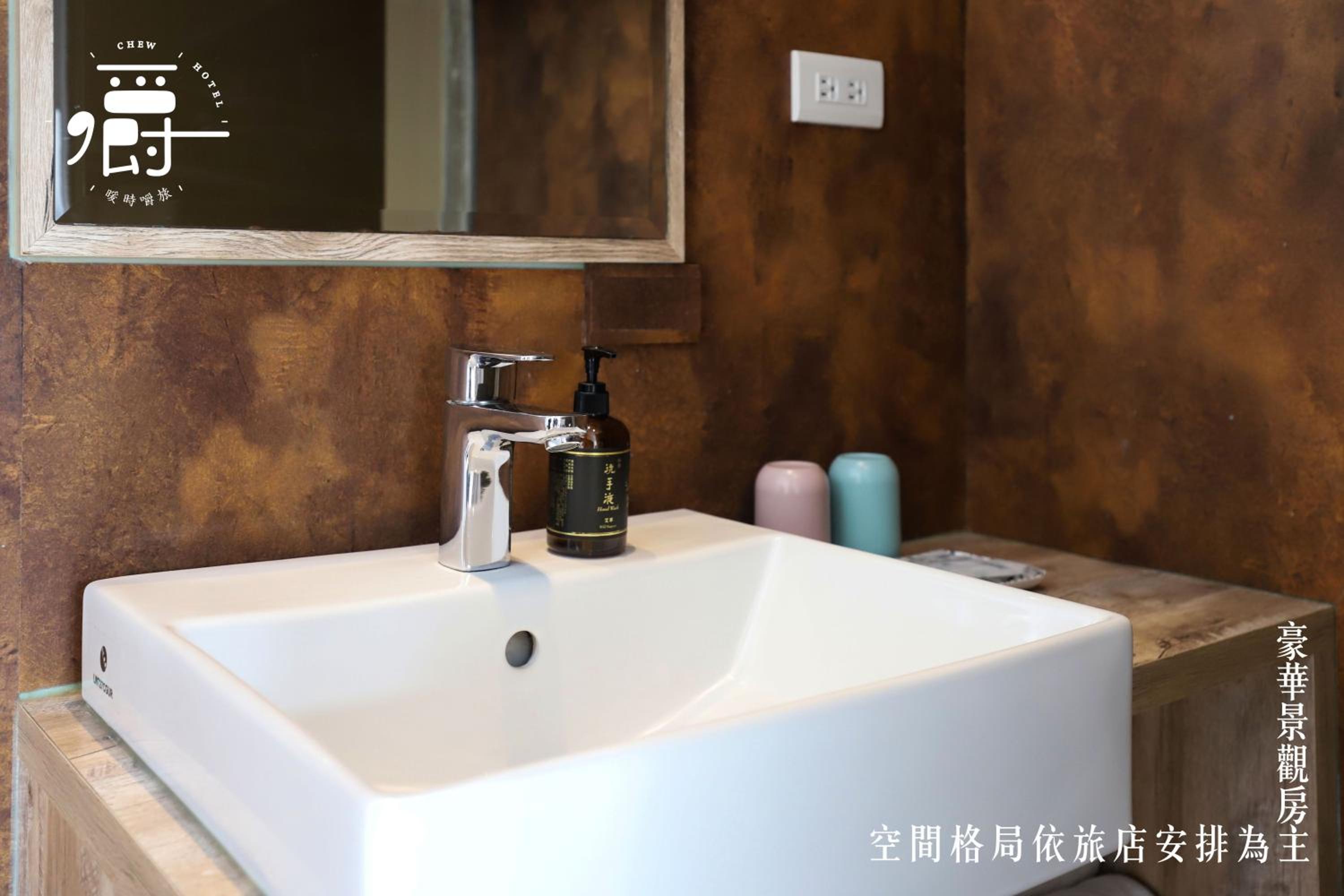 Deluxe Double Room with Bathtub and City View thumbnail 6