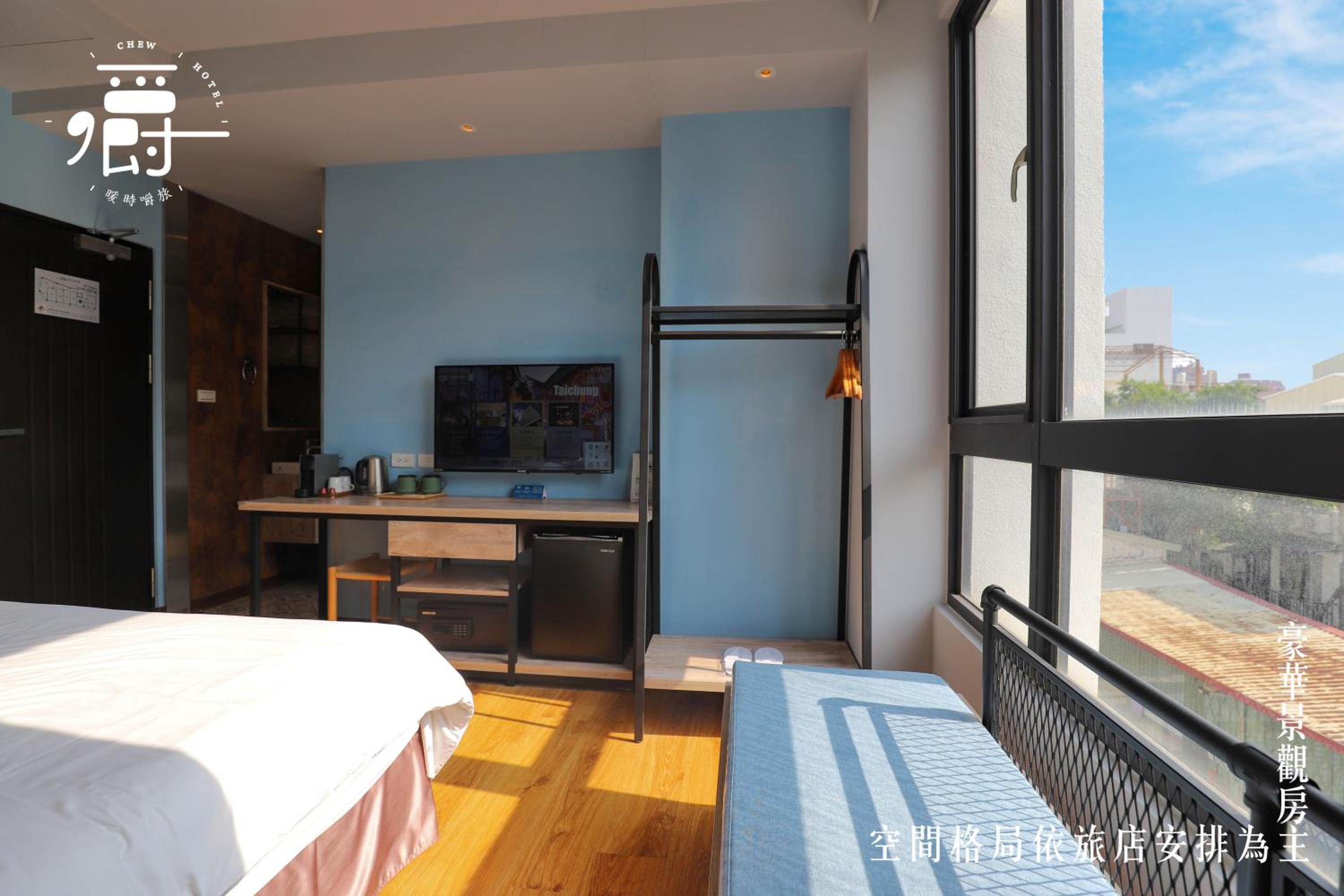 Deluxe Double Room with Bathtub and City View