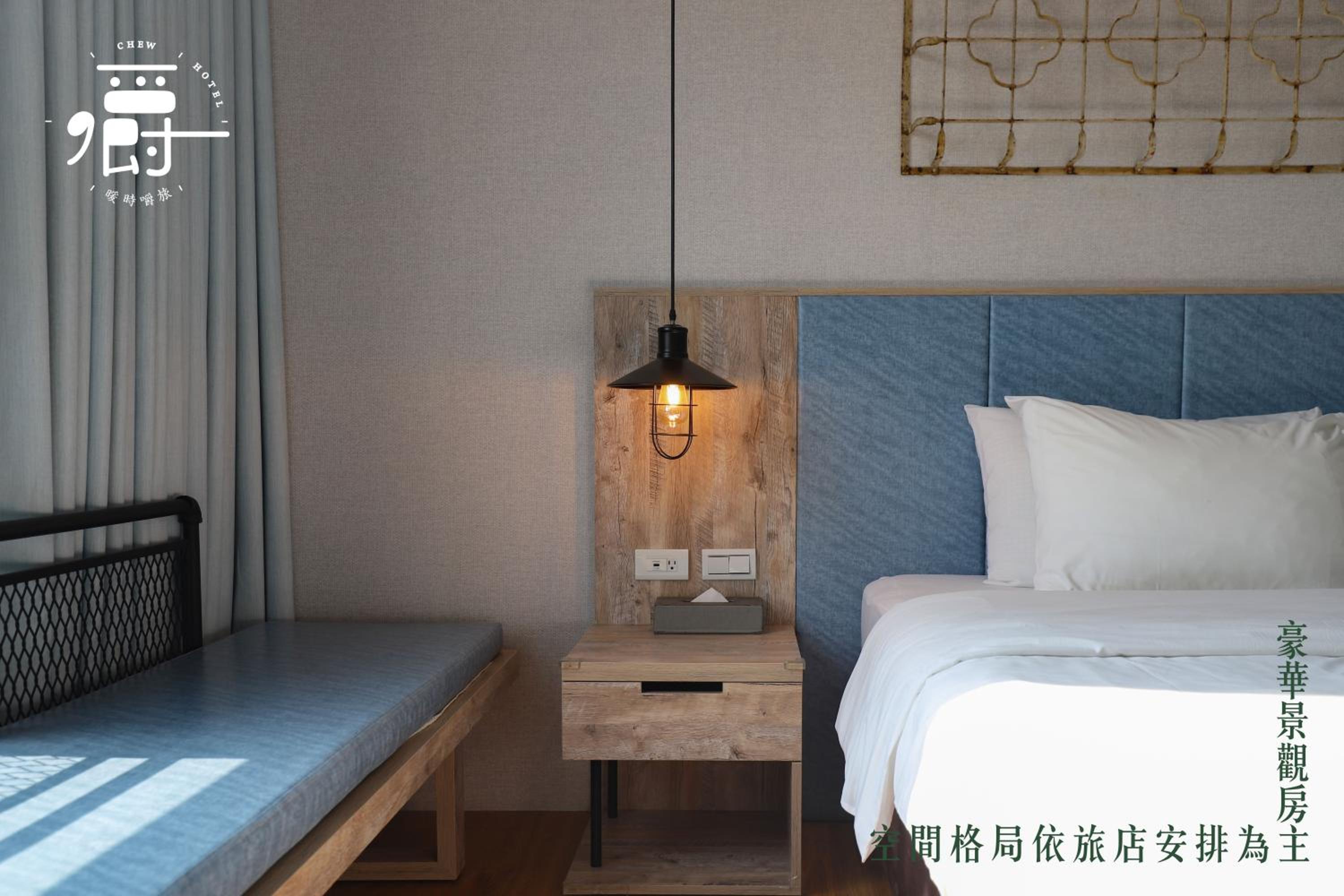 Deluxe Double Room with Bathtub and City View thumbnail 6