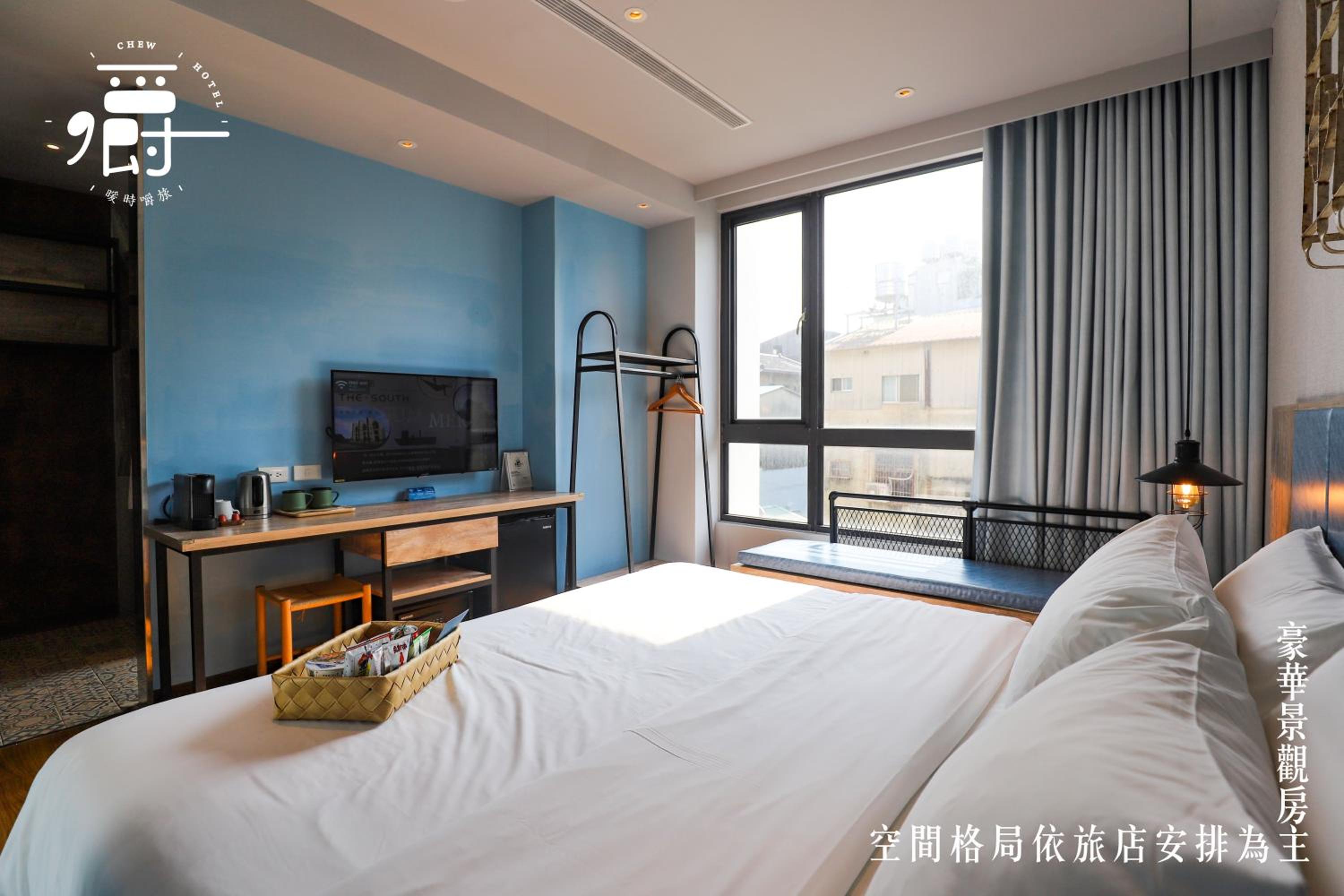 Deluxe Double Room with Bathtub and City View
