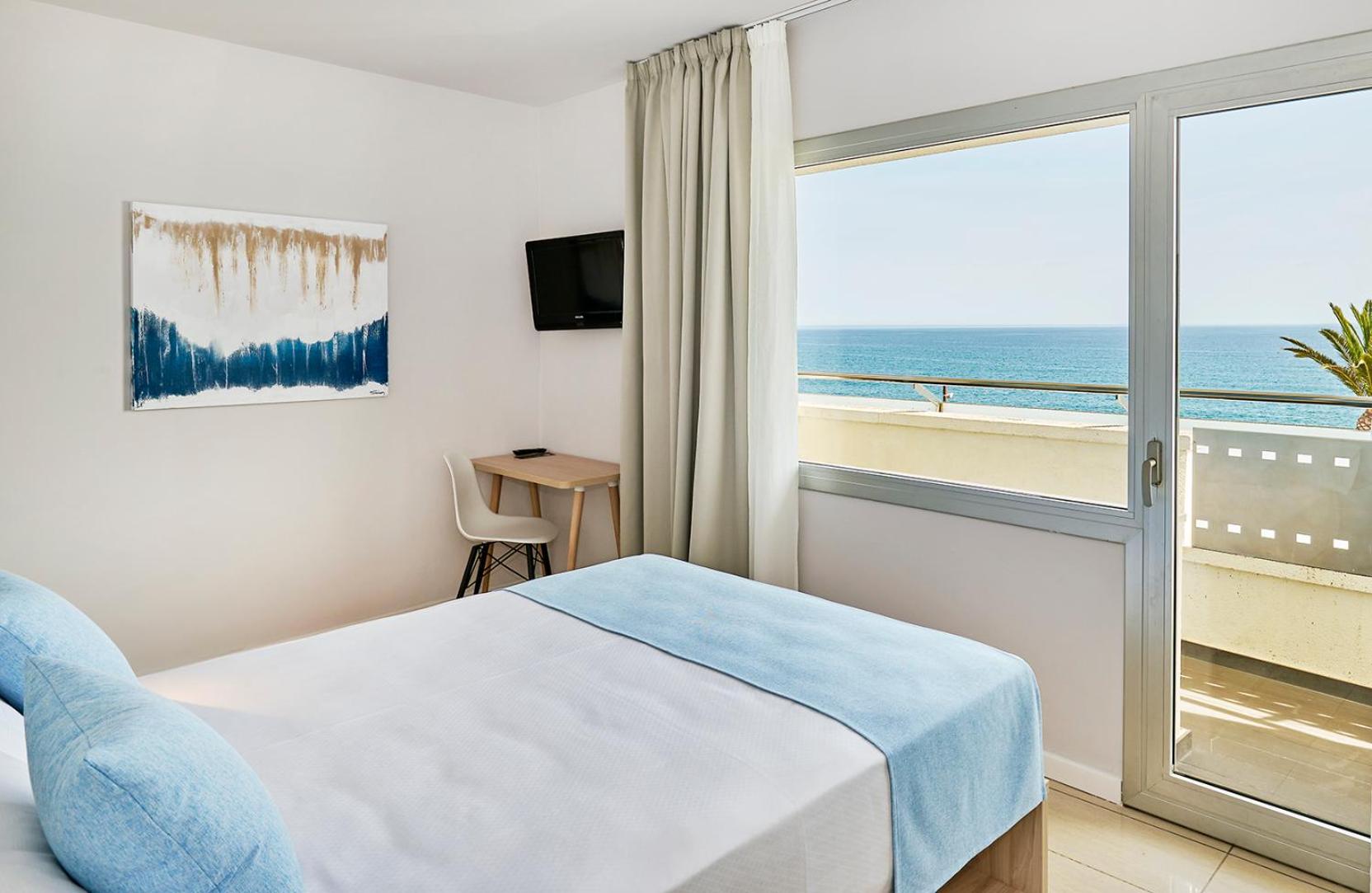 Double room with balcony and sea views + extra bed photo 2