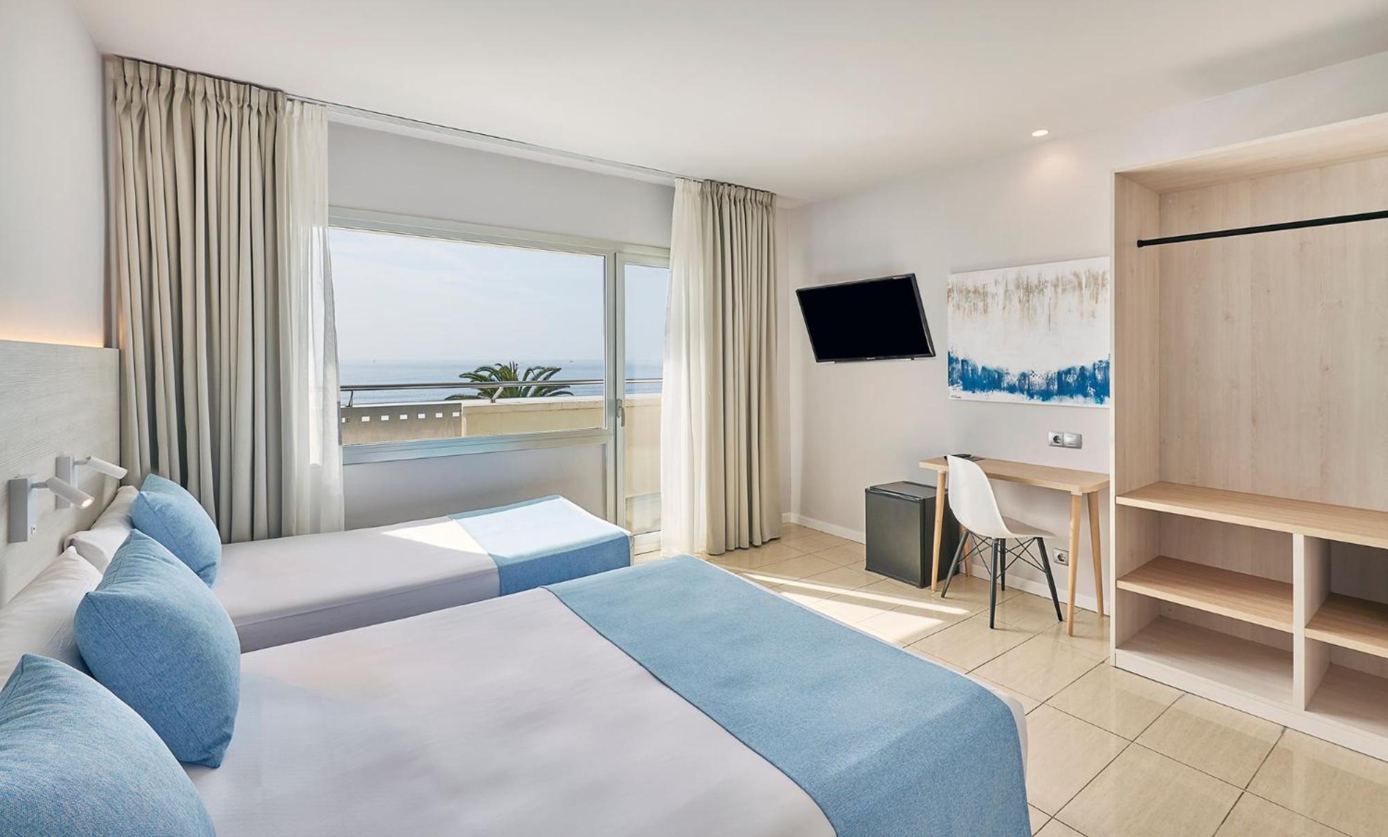 Habitación triple con vista al mar y balcón