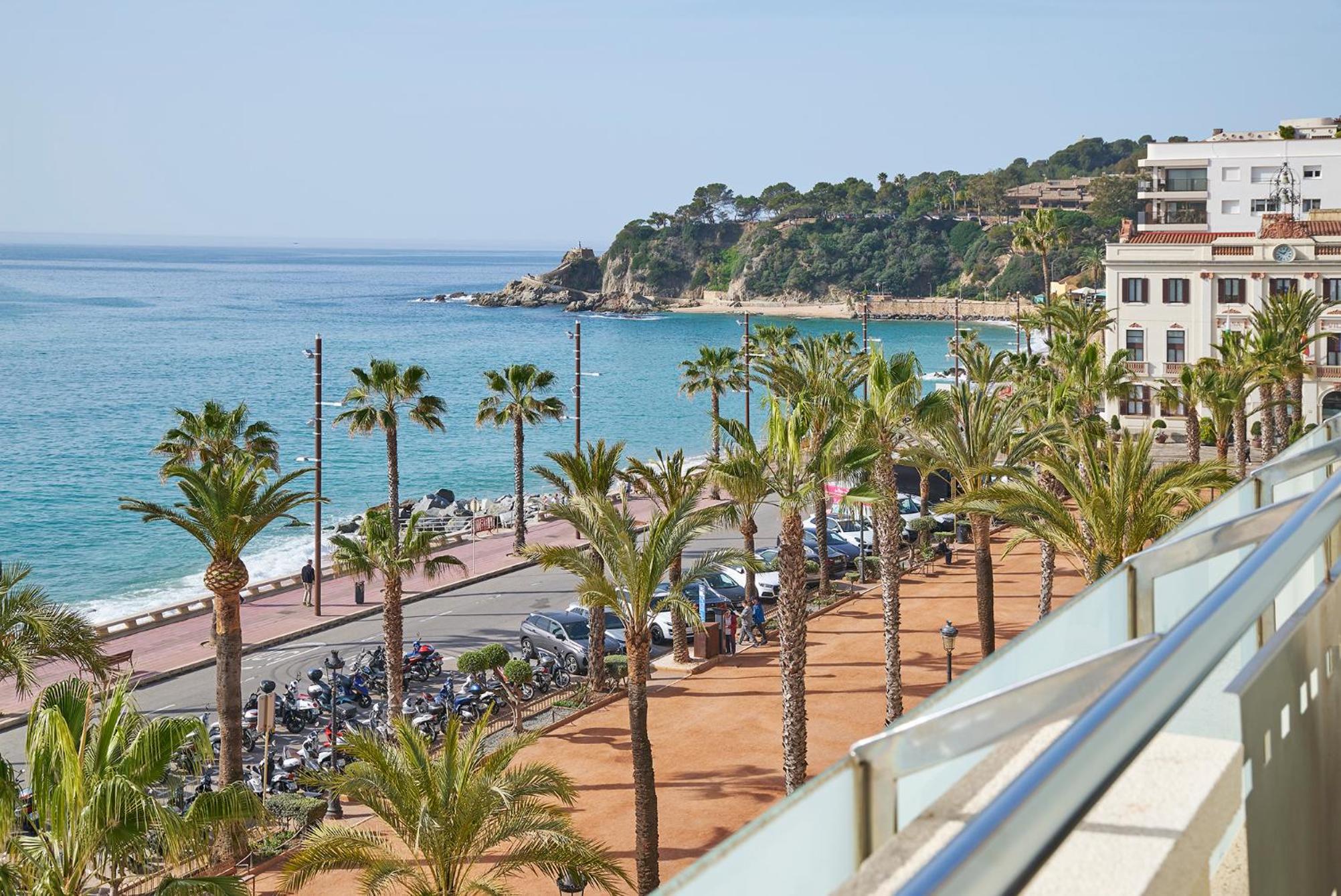 Double room with balcony and sea views + extra bed photo 3