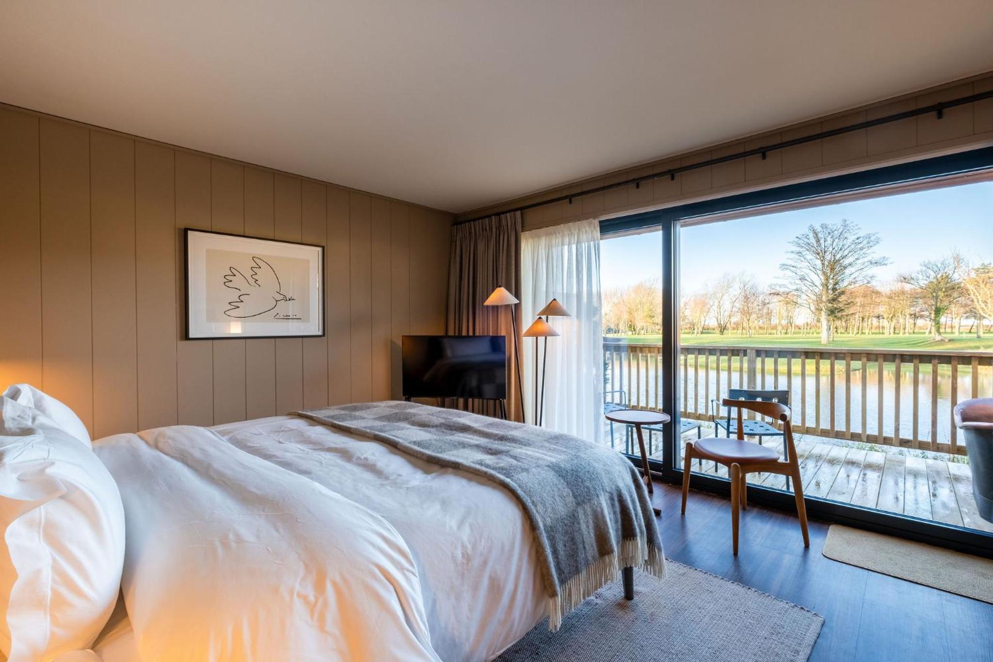 Deluxe Suite with Spa Bath - Photo 5