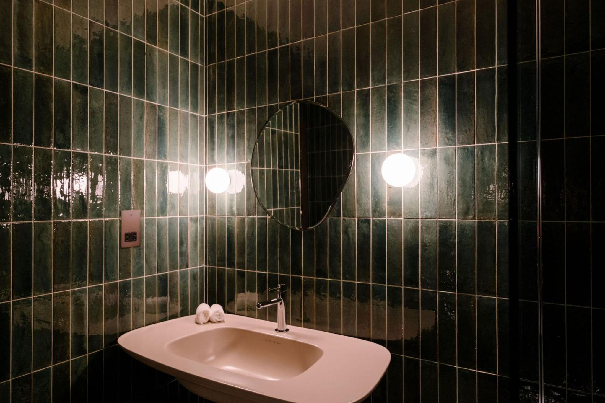 Deluxe Suite with Spa Bath - Photo 4