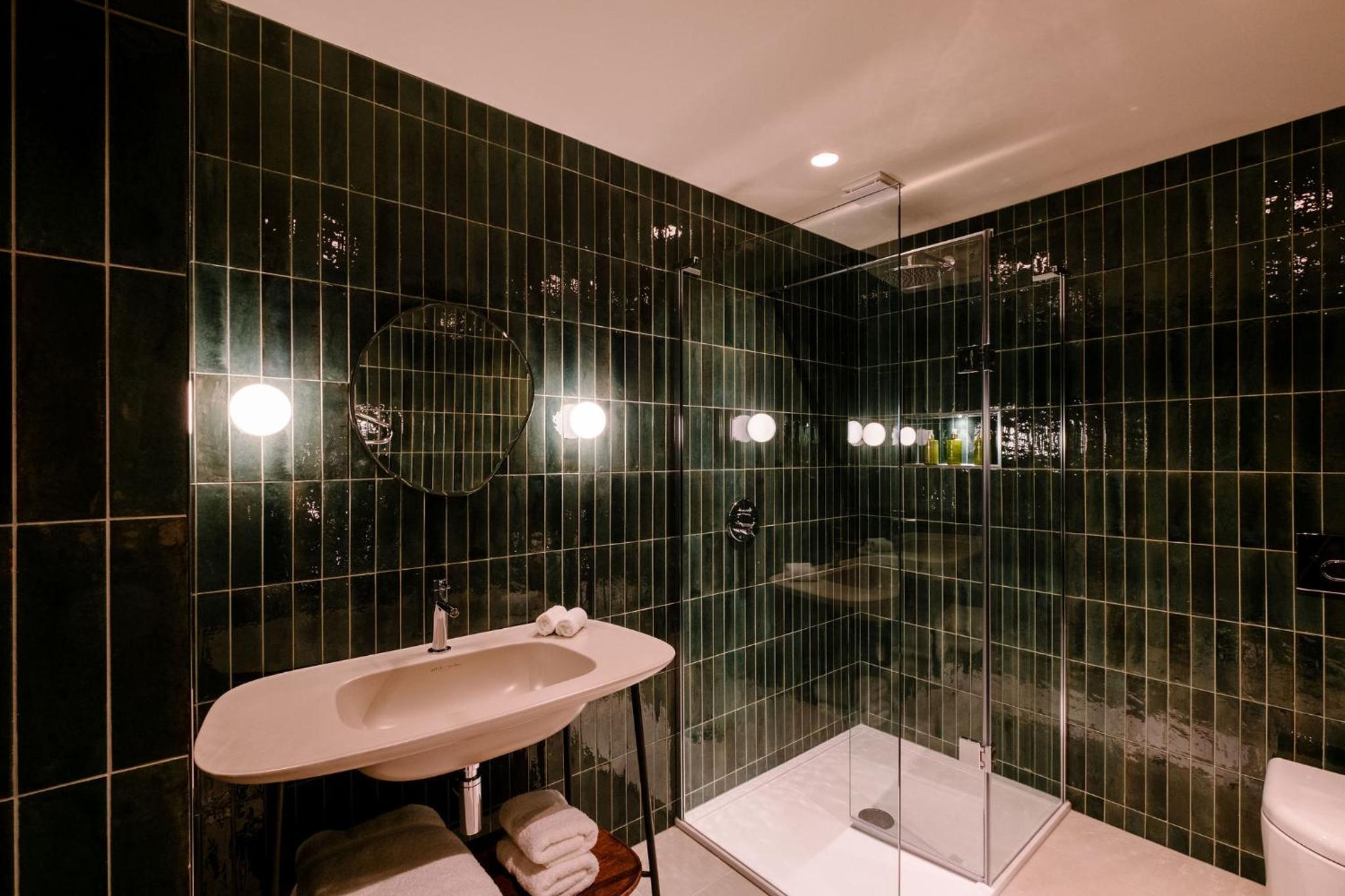Deluxe Suite with Spa Bath - Photo 2