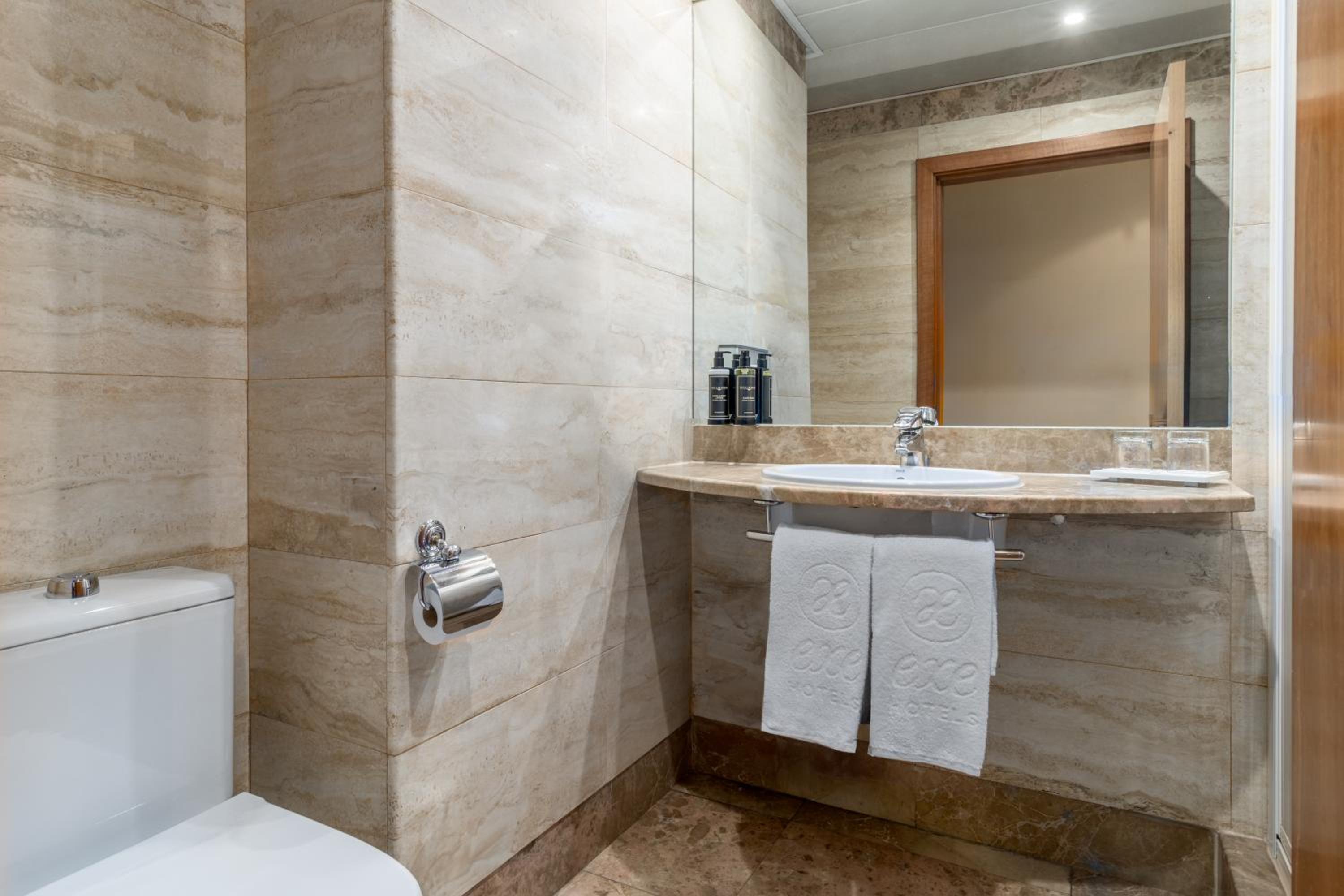 Standard Double or Twin Room - Photo 2