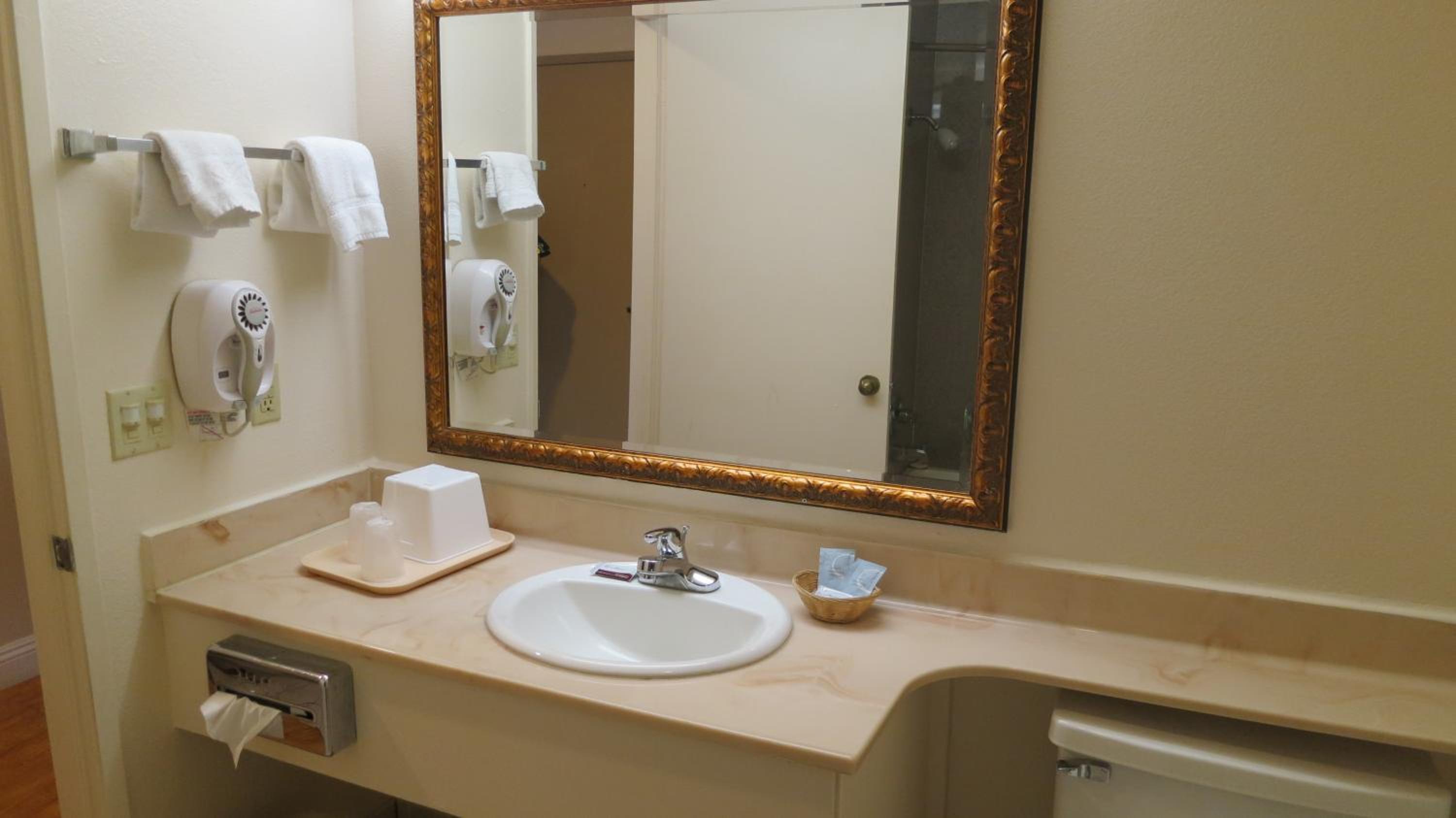 King Room - Non-Smoking - Photo 2