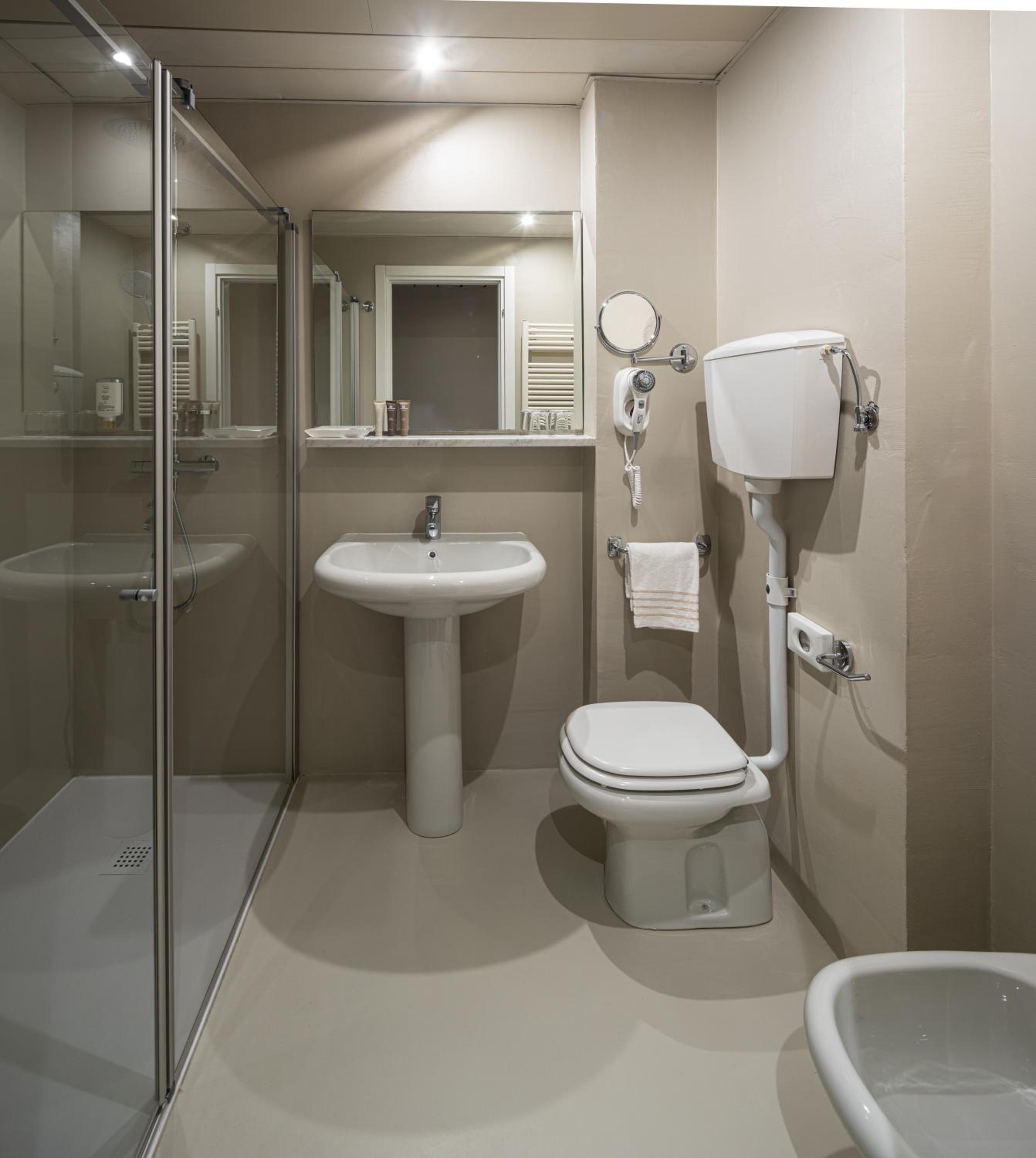 Comfort Twin/Double Room with Lake View photo 3