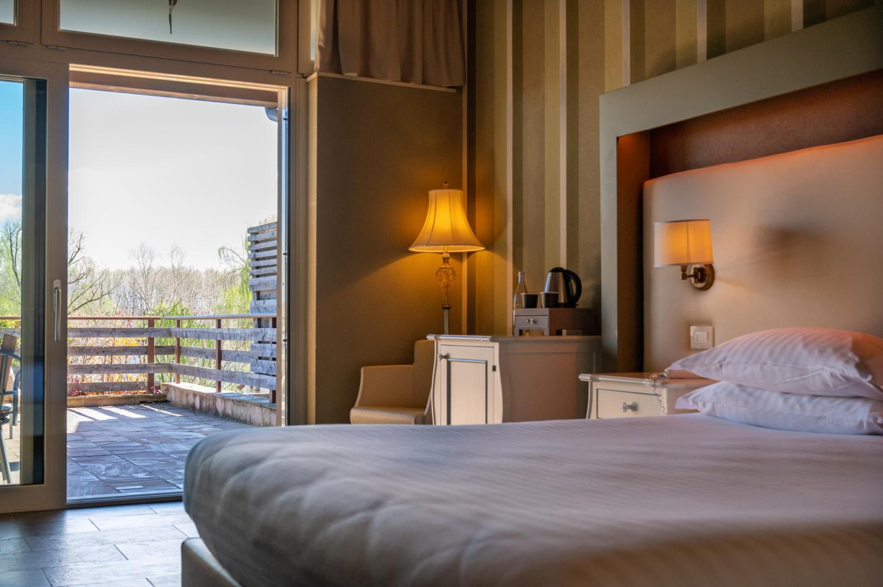 Double Room with Terrace and Lake View photo 2