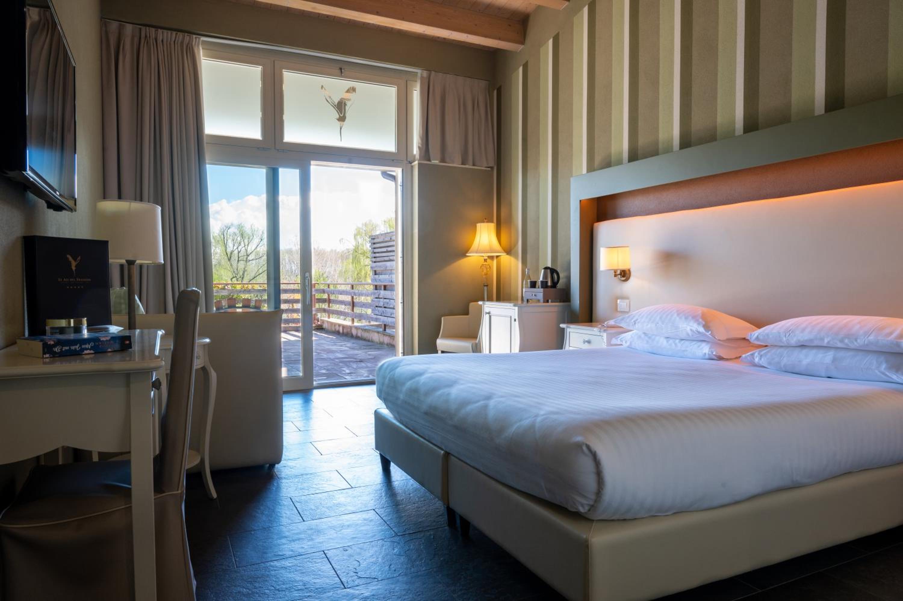 Double Room with Terrace and Lake View photo 3