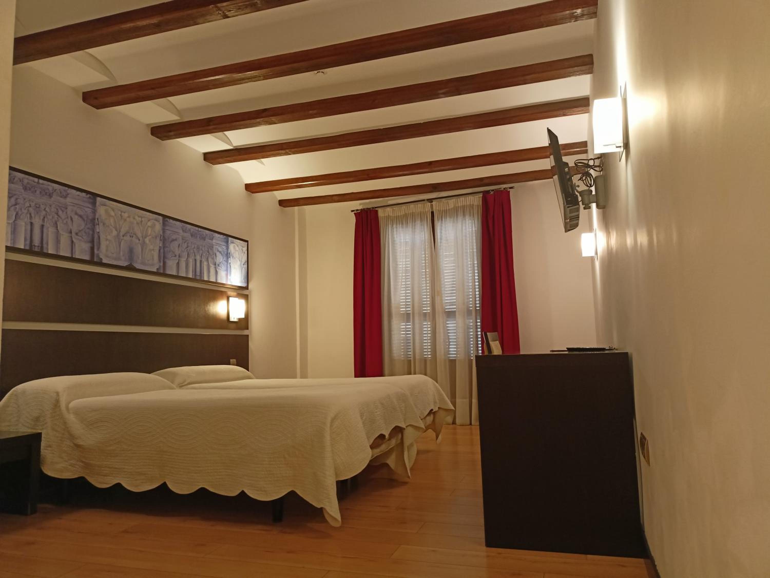 Twin Room - Photo 22
