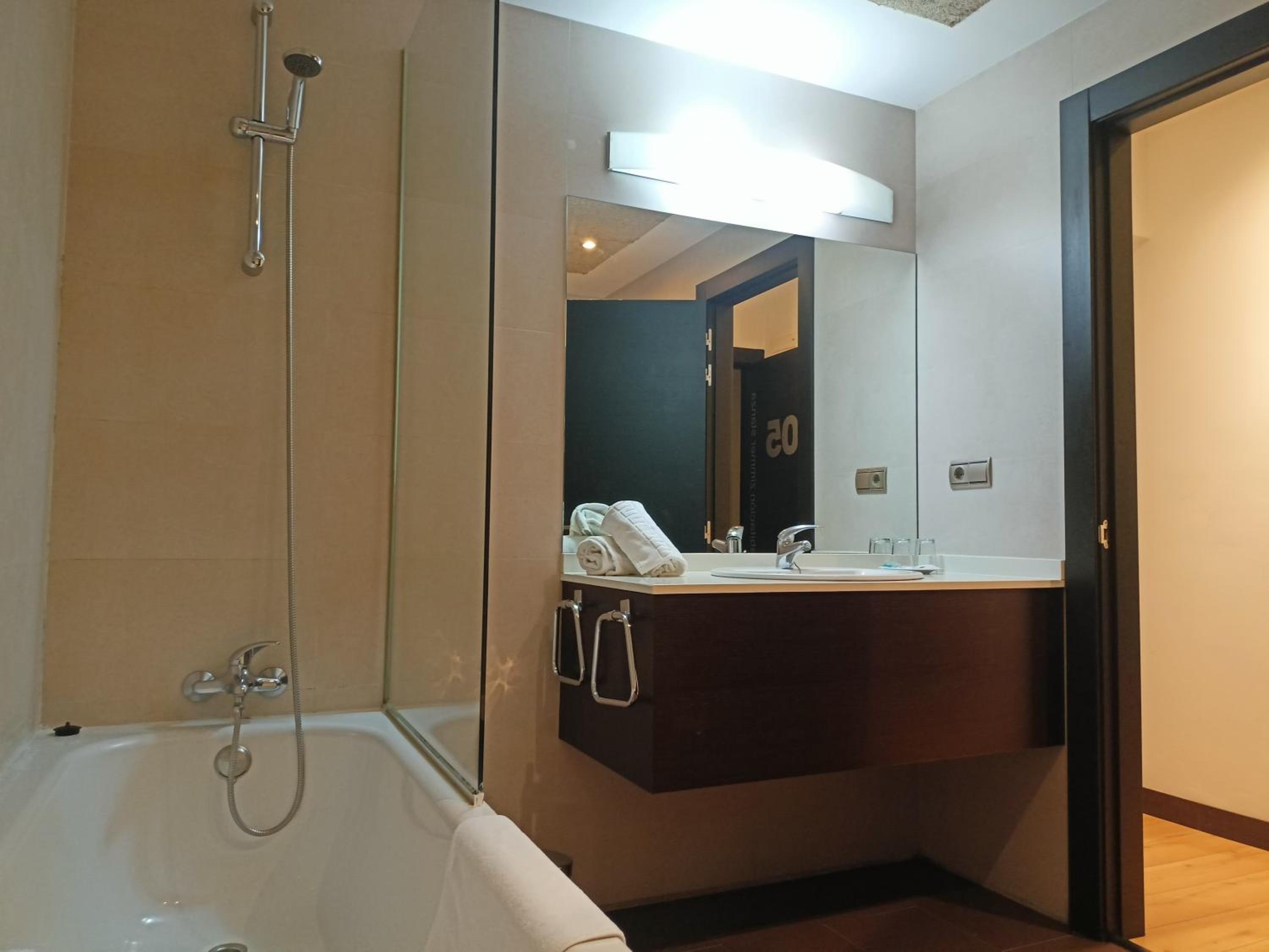 Twin Room - Photo 5