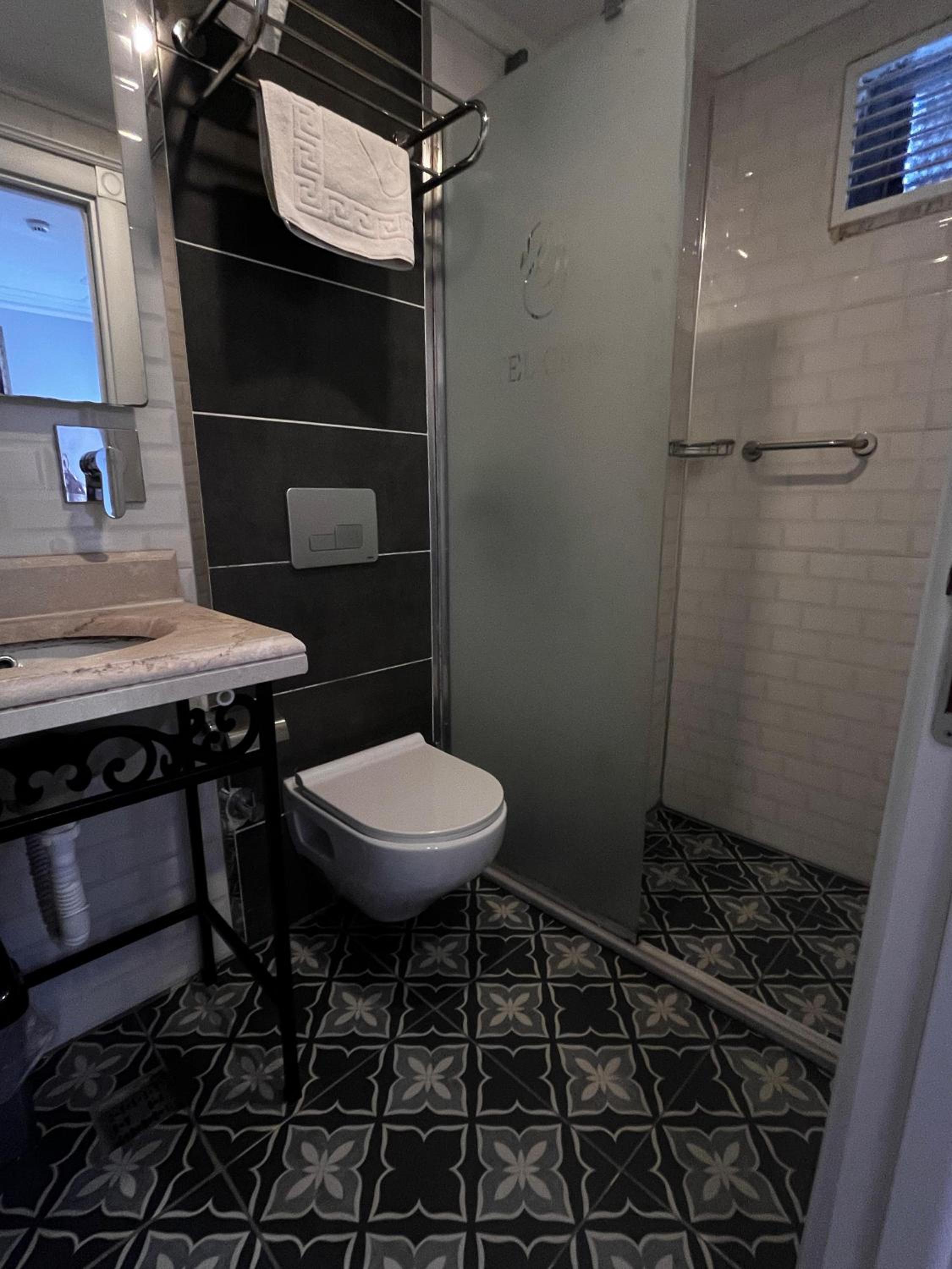 Budget Double Room photo 3