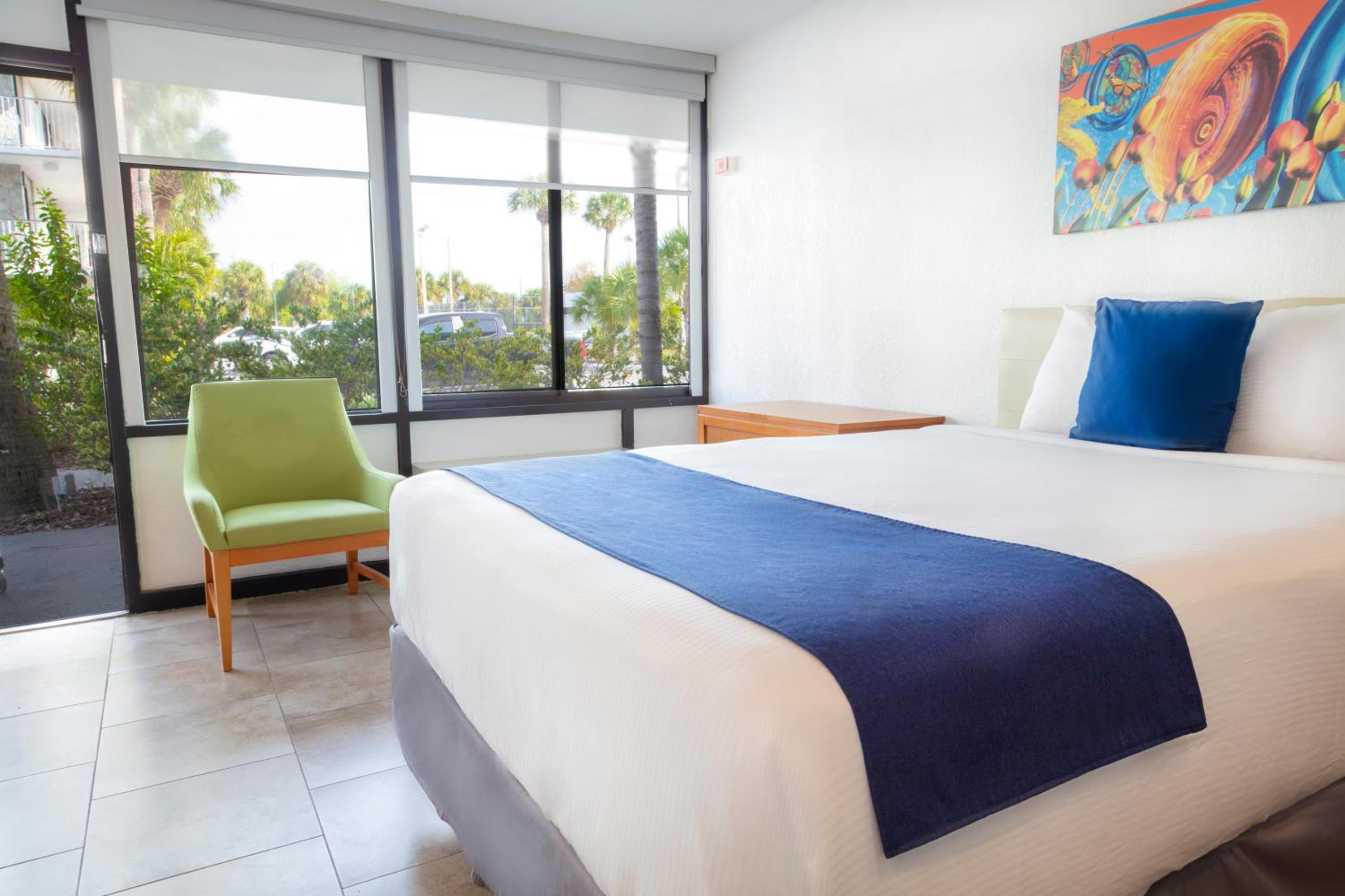 Junior Queen Suite with One Queen Bed photo 2
