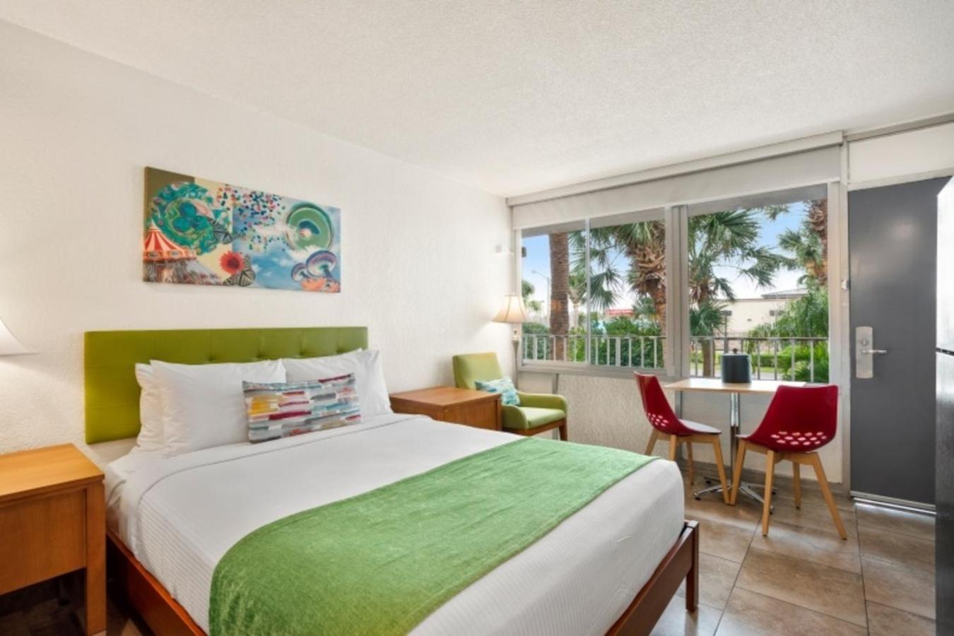 Junior Queen Suite with One Queen Bed photo 1