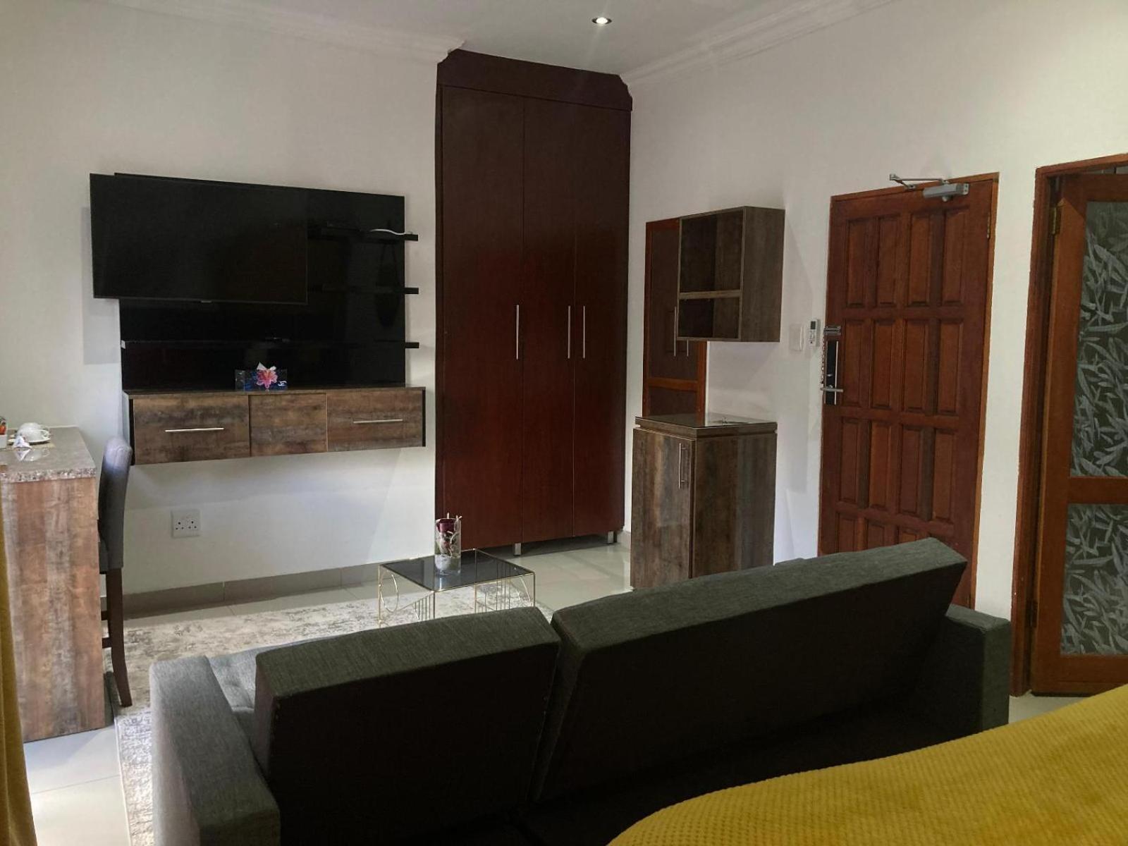 Executive Suite - Photo 2