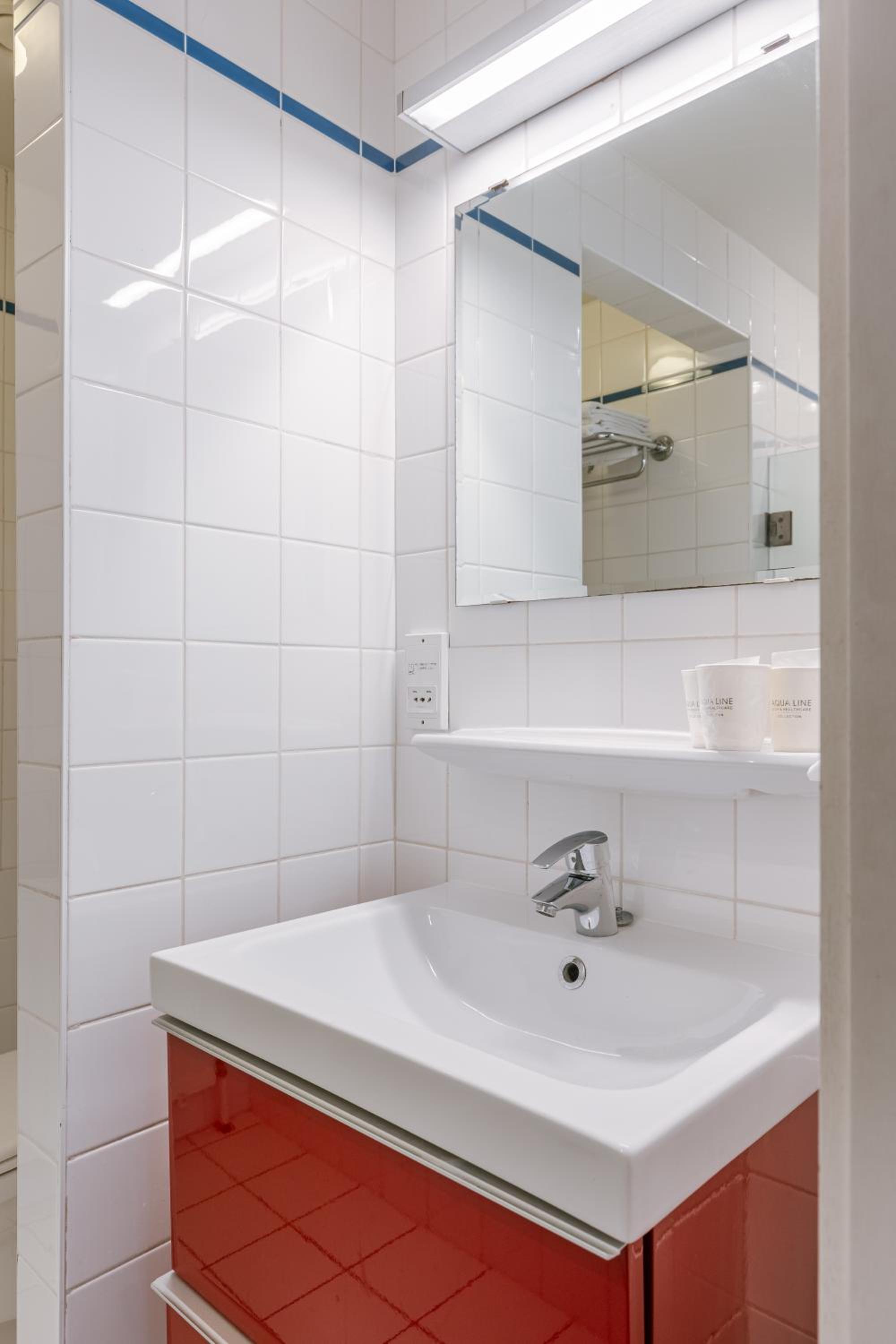 Double or Twin Room - Photo 9