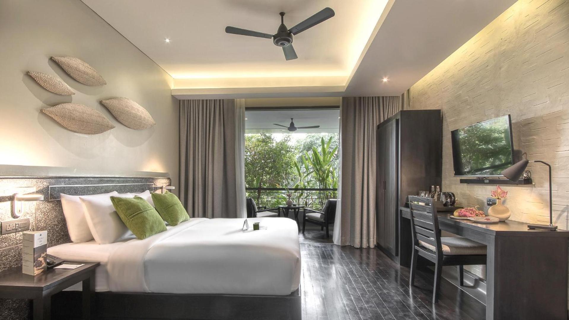 Deluxe King Room with Airport Pick-Up, Free Mini-bar, and More photo 2