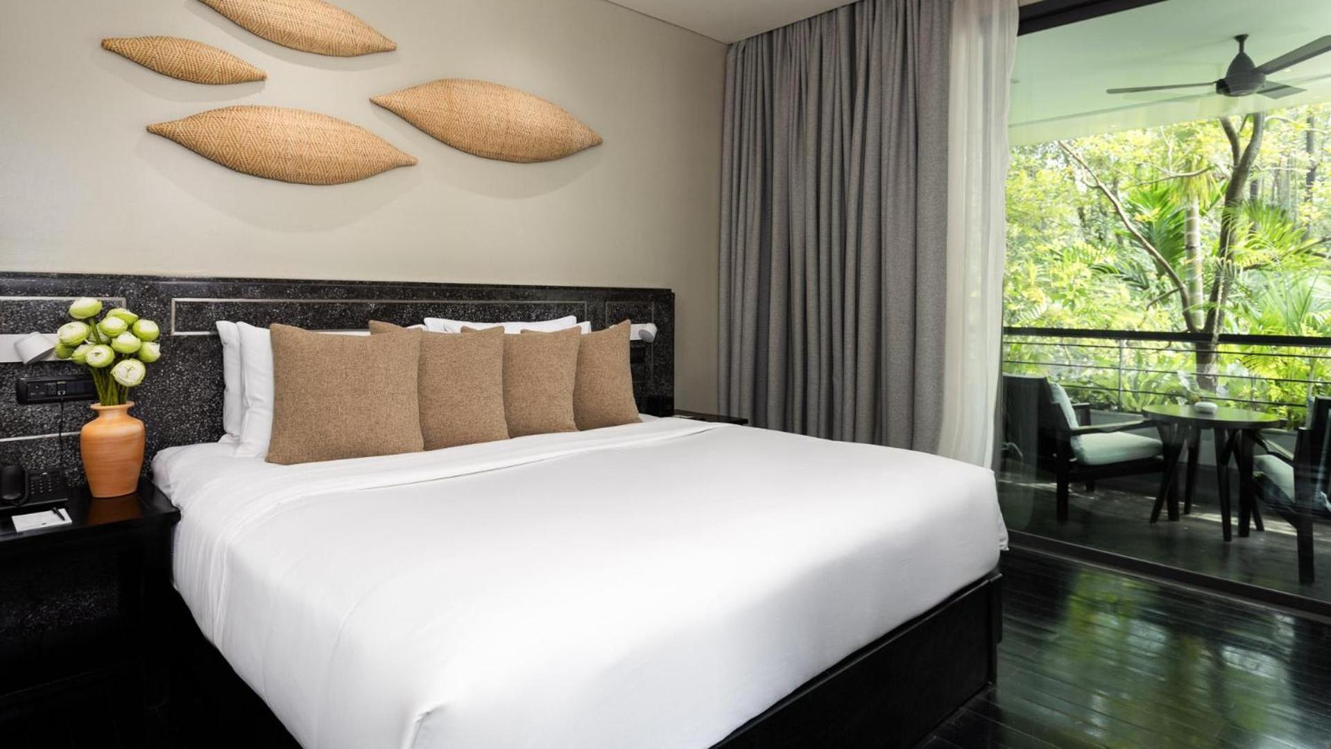 Deluxe King Room with Airport Pick-Up, Free Mini-bar, and More photo 3