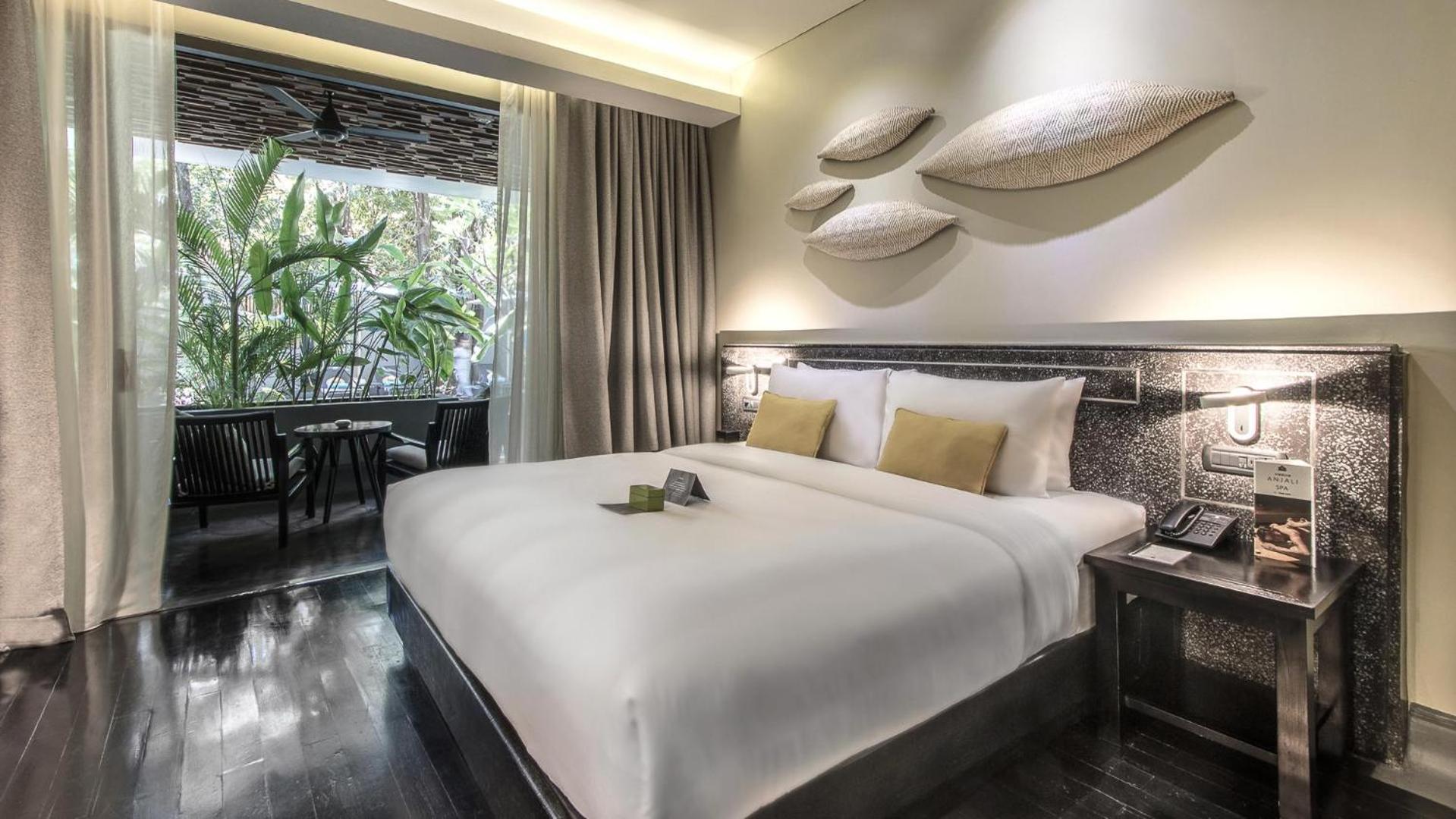 Deluxe Pool Access Room with Airport Pick-Up, Free Mini-bar, and More photo 3